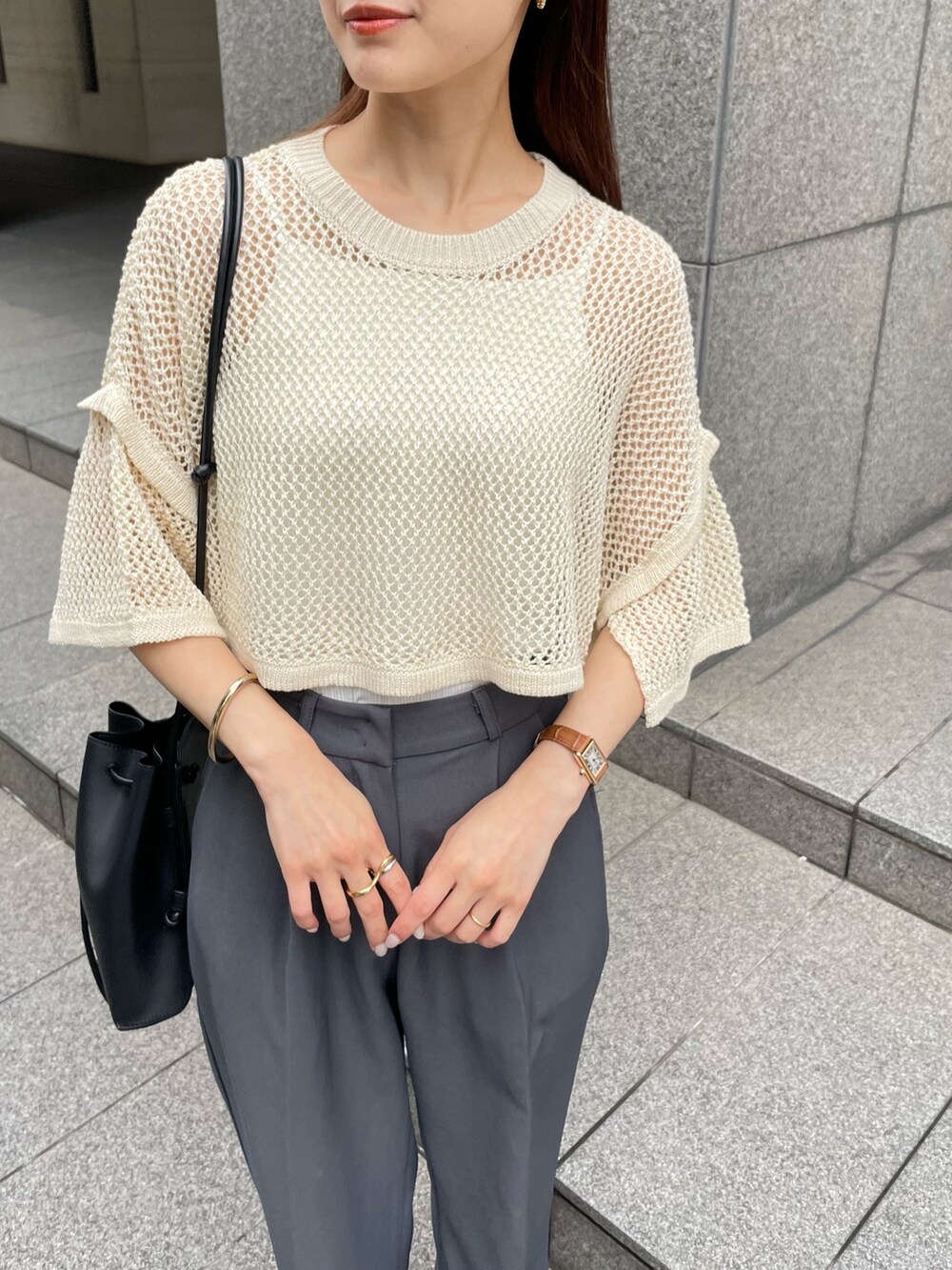 ホワイト系のニット/セーターを着用したレディースの夏コーディネートの2枚目の写真