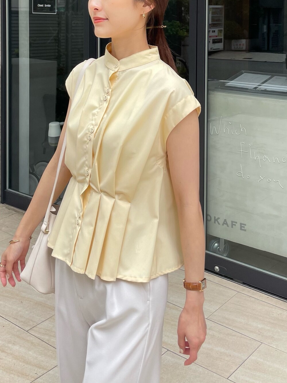 イエロー系のシャツ/ブラウス、ホワイト系のその他パンツを着用したレディースの夏コーディネートの2枚目の写真