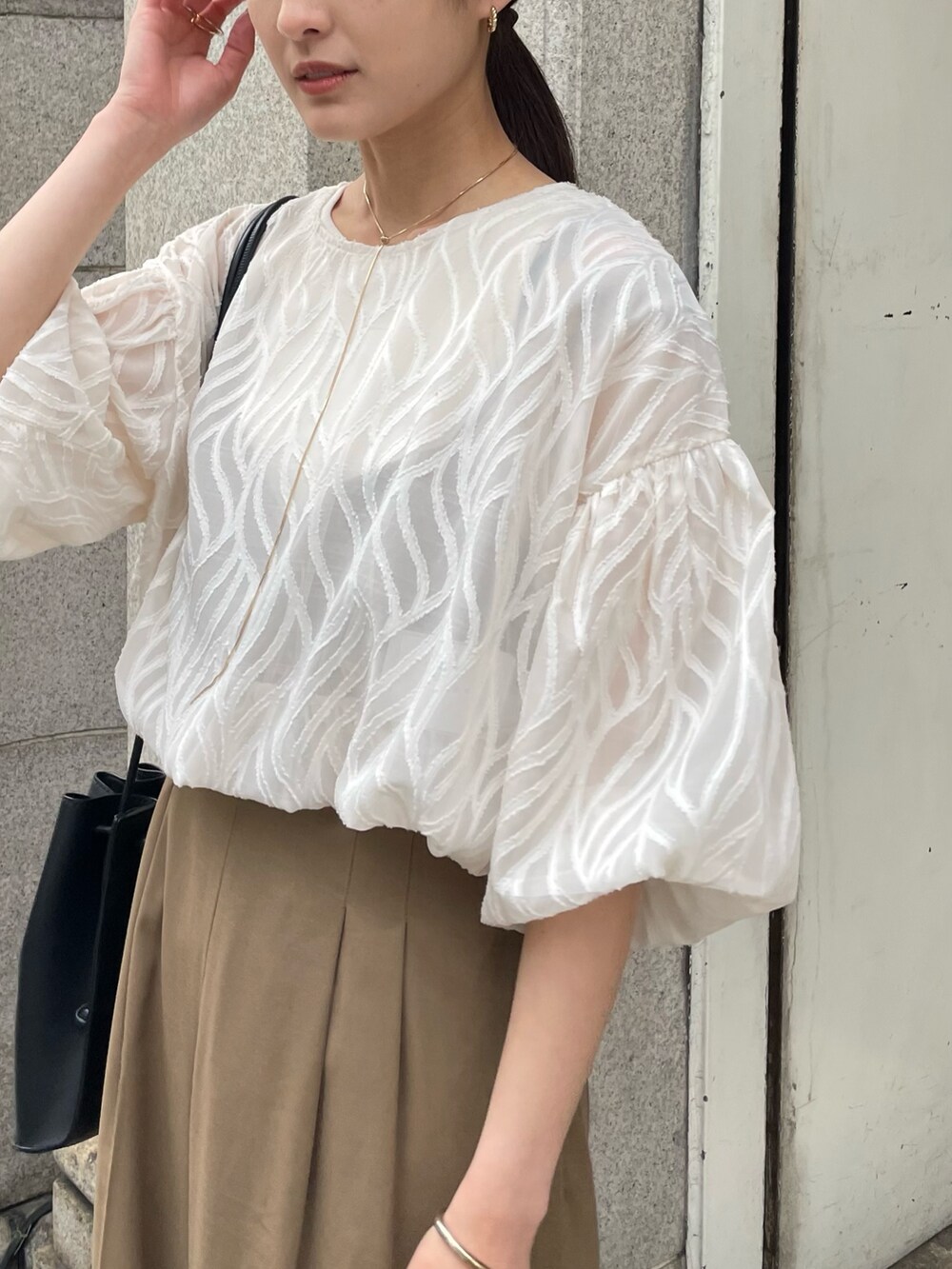 ベージュ系のサロペット/オーバーオール、ホワイト系のシャツ/ブラウス、ゴールド系のネックレスを着用したレディースの春コーディネートの2枚目の写真