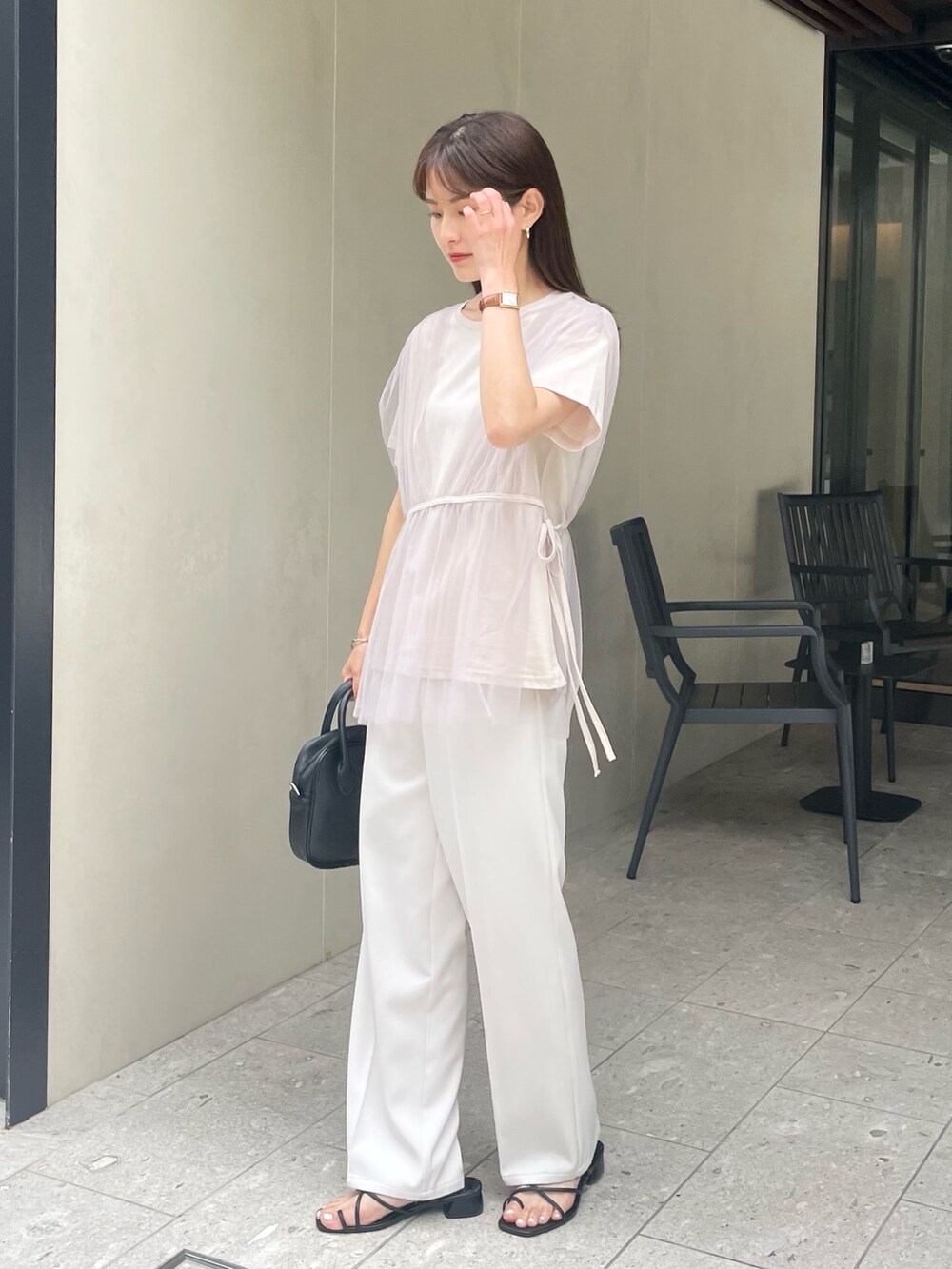 ベージュ系のTシャツ/カットソー、ホワイト系のその他パンツを着用したレディースの夏コーディネートの2枚目の写真