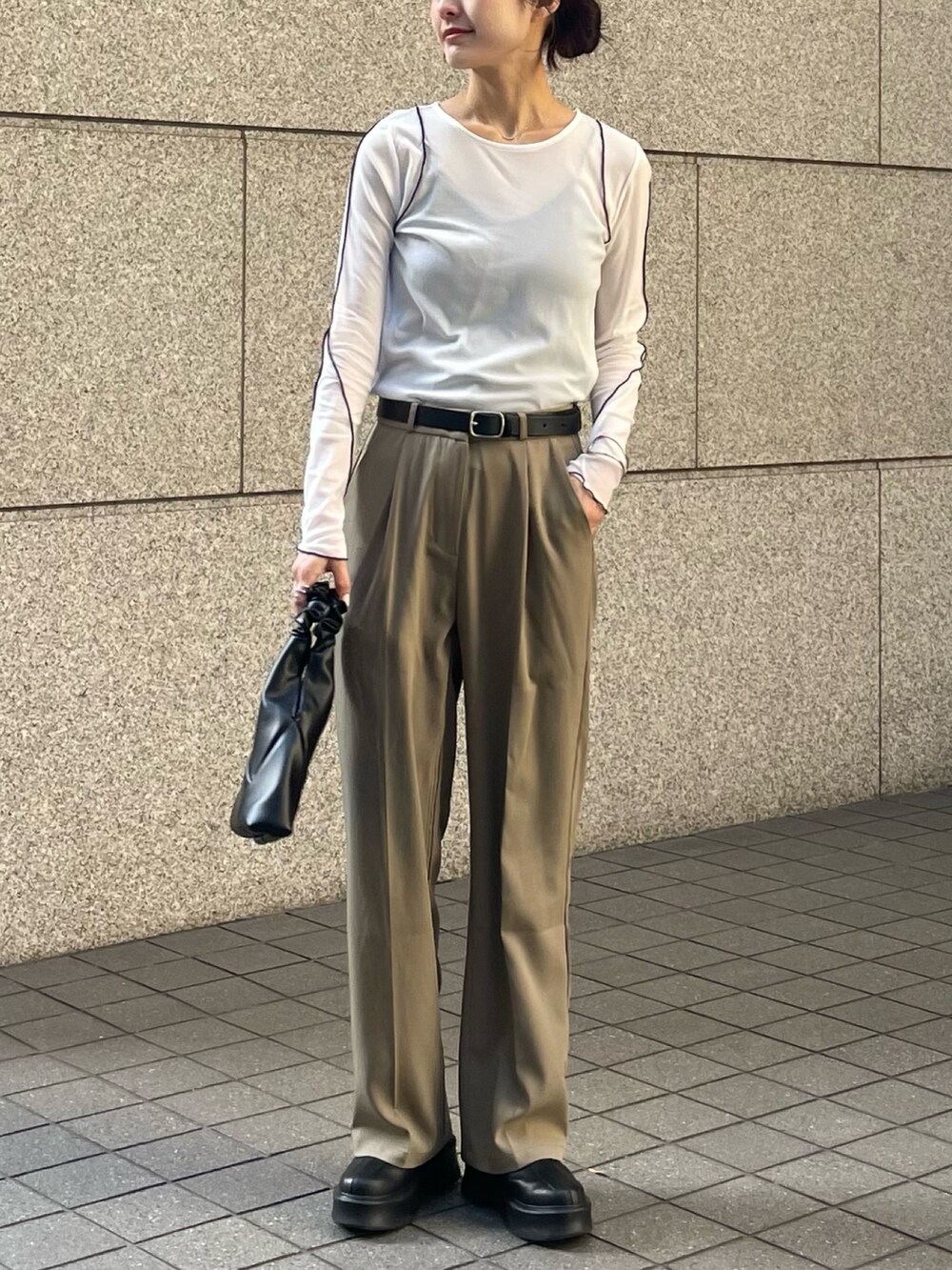 ホワイト系のTシャツ/カットソーを着用したレディースの冬コーディネートの2枚目の写真