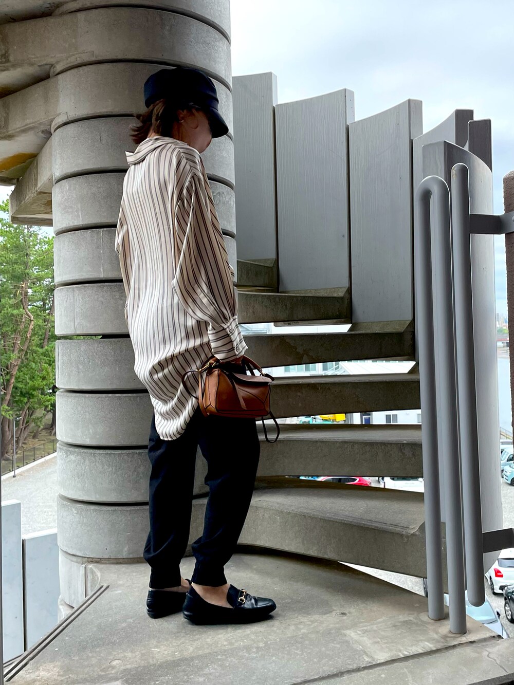 ブラック系のその他パンツ、ホワイト系のシャツ/ブラウス、ブラック系のローファーを着用したレディースの秋コーディネートの3枚目の写真