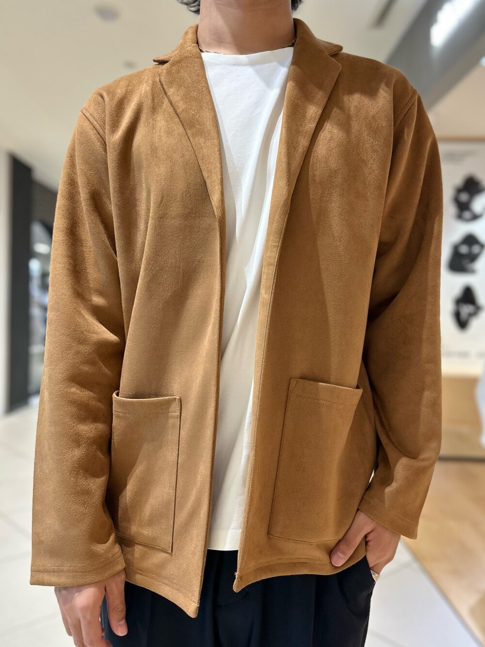 ホワイト系のTシャツ/カットソー、ブラック系のその他パンツを着用したメンズの秋コーディネートの2枚目の写真