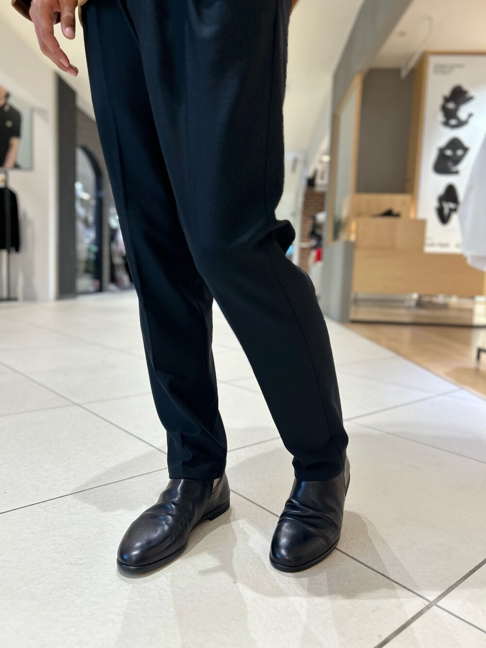 ホワイト系のTシャツ/カットソー、ブラック系のその他パンツを着用したメンズの秋コーディネートの3枚目の写真