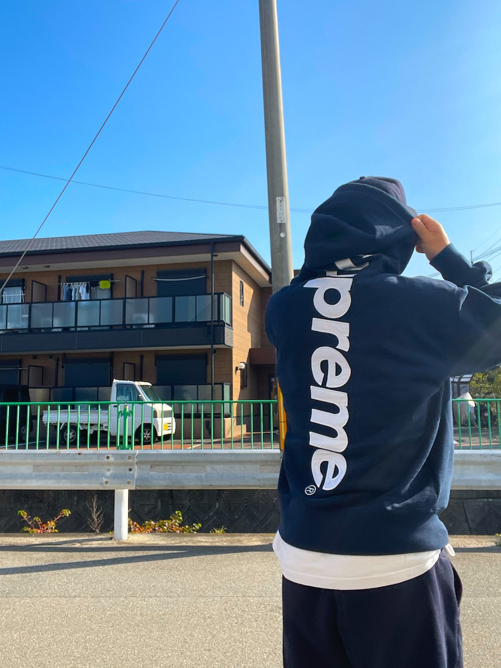 ブルー系のパーカー、ブルー系のスウェットパンツを着用したメンズの秋コーディネートの2枚目の写真