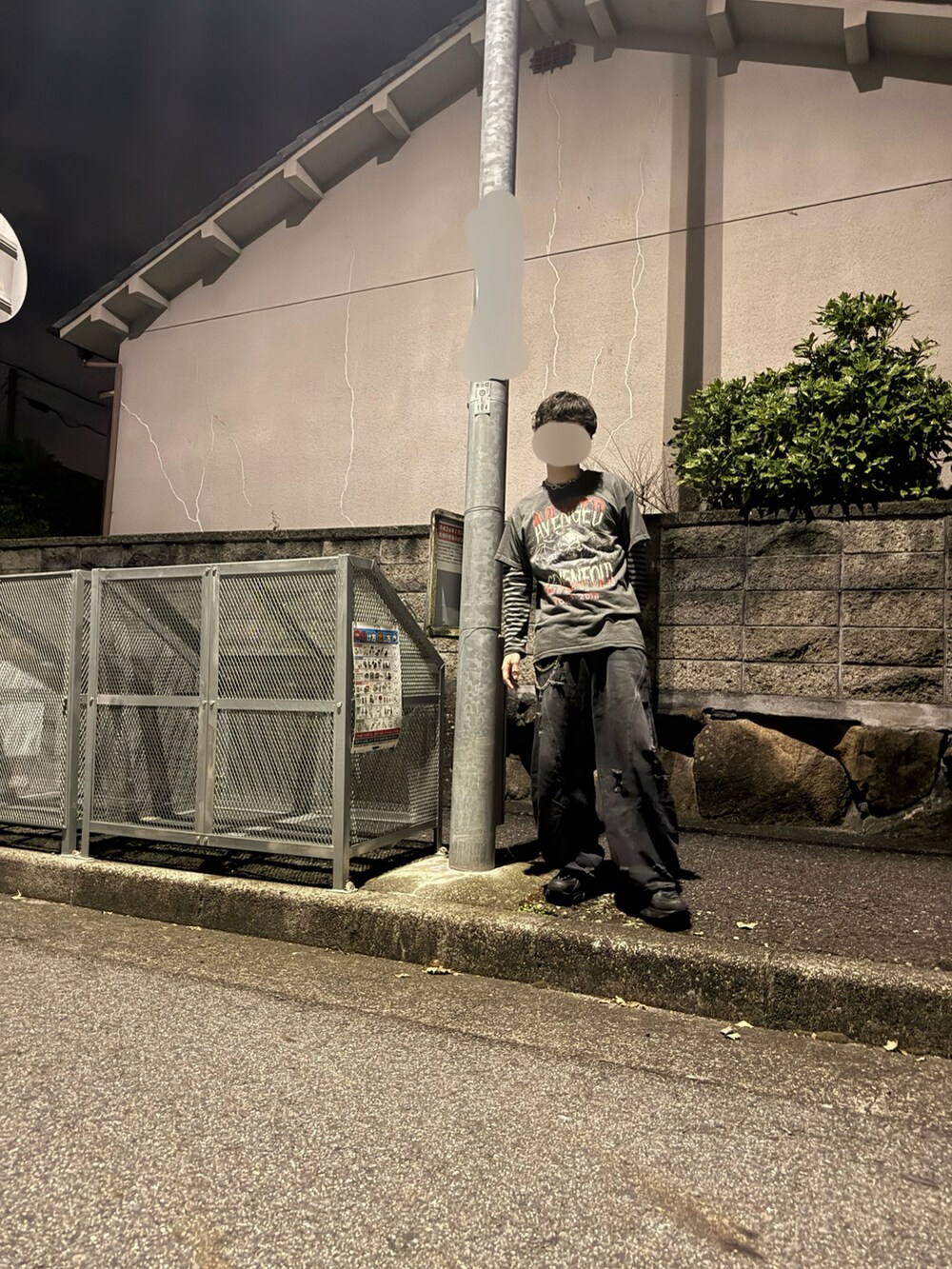 ブラック系のスニーカー、グレー系のTシャツ/カットソーを着用したメンズの秋コーディネートの2枚目の写真