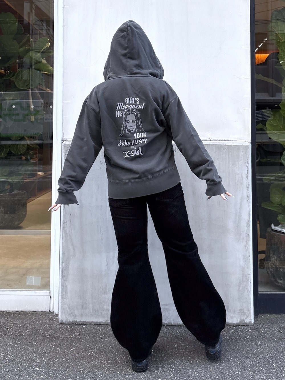 ピンク系のTシャツ/カットソー、ブラック系のパーカー、ブラック系のデニムパンツを着用したレディースの秋コーディネートの2枚目の写真