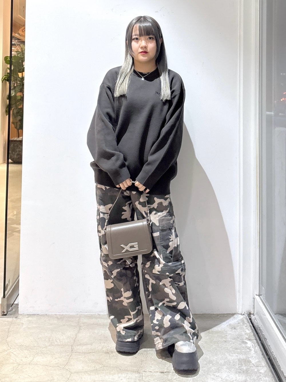 グレー系のニット/セーター、ブラウン系のショルダーバッグ、その他のカーゴパンツを着用したレディースの冬コーディネートの2枚目の写真