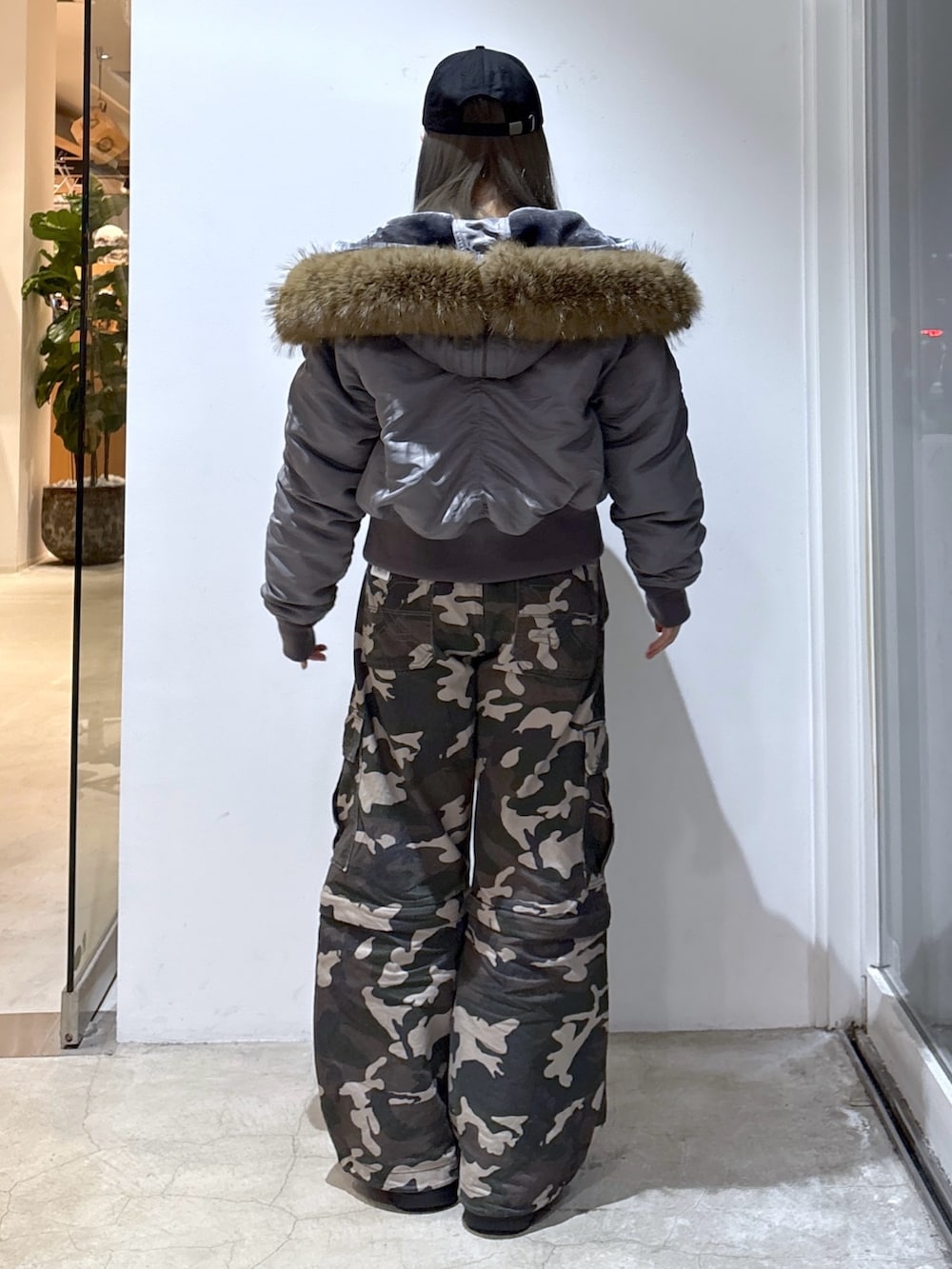 グレー系のTシャツ/カットソー、グレー系のナイロンジャケット、その他のカーゴパンツを着用したレディースの冬コーディネートの2枚目の写真