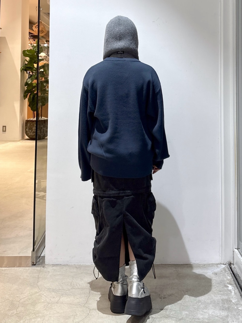 ブルー系のニット/セーター、ブラック系のスカート、グレー系のニットキャップ/ビーニーを着用したレディースの冬コーディネートの2枚目の写真