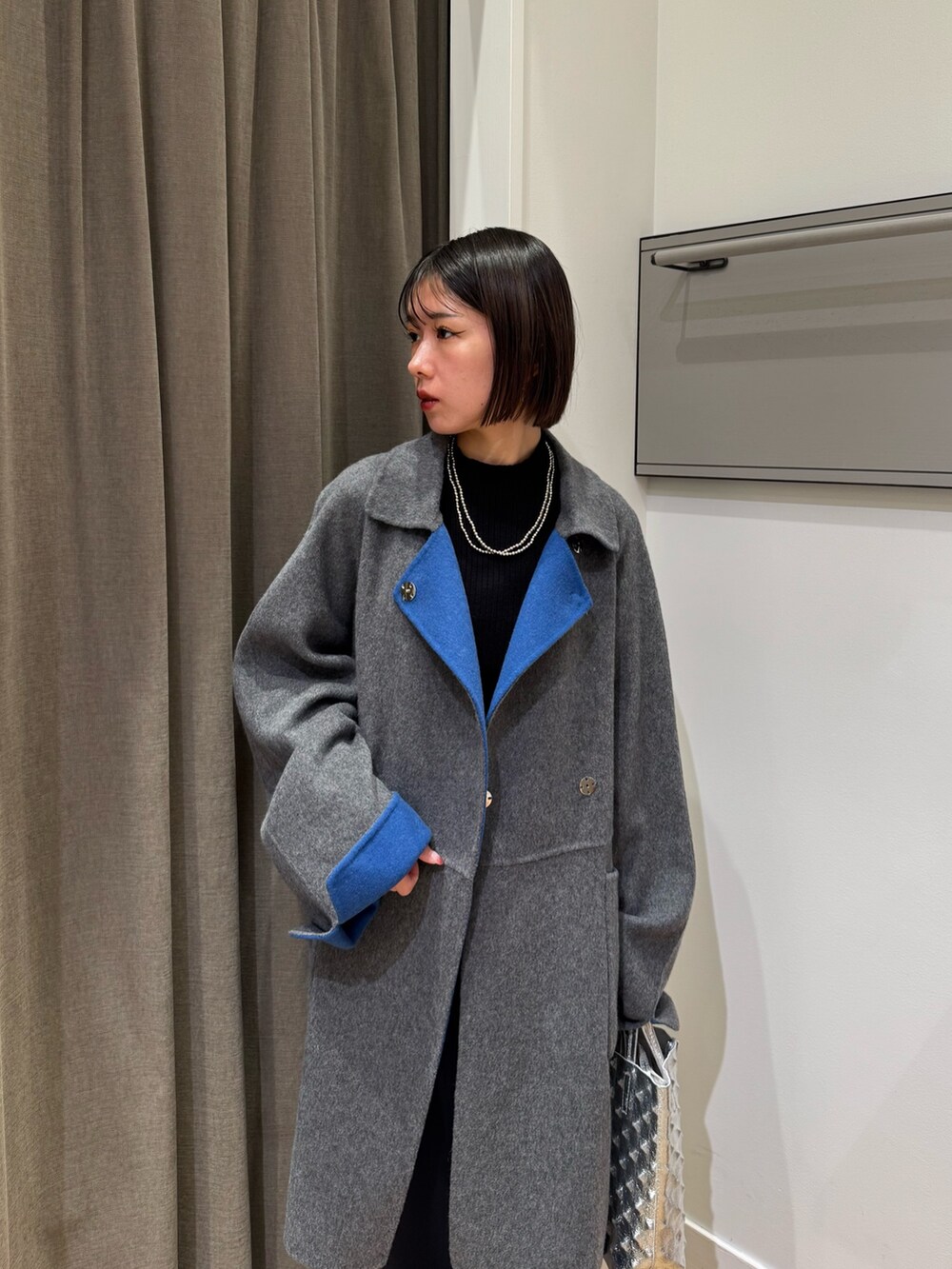 グレー系のその他アウター、ブルー系のその他パンツ、ブラック系のブーツを着用したレディースの冬コーディネートの5枚目の写真