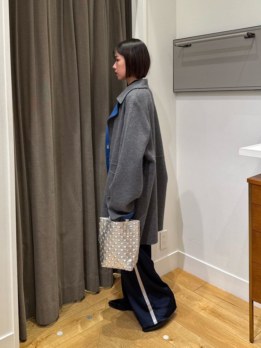 グレー系のその他アウター、ブルー系のその他パンツ、ブラック系のブーツを着用したレディースの冬コーディネートの2枚目の写真