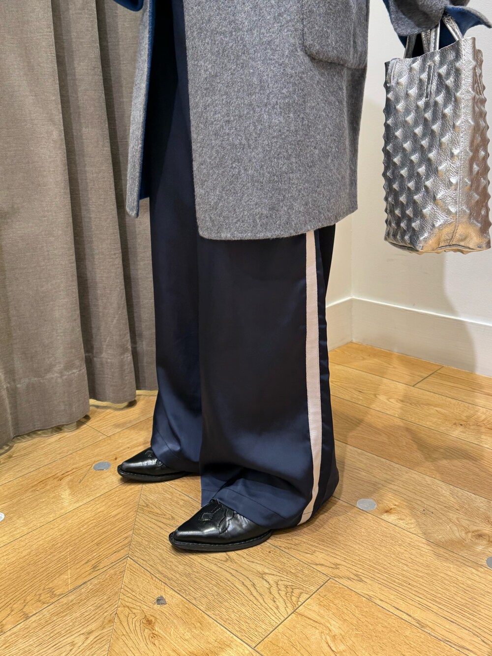 グレー系のその他アウター、ブルー系のその他パンツ、ブラック系のブーツを着用したレディースの冬コーディネートの7枚目の写真