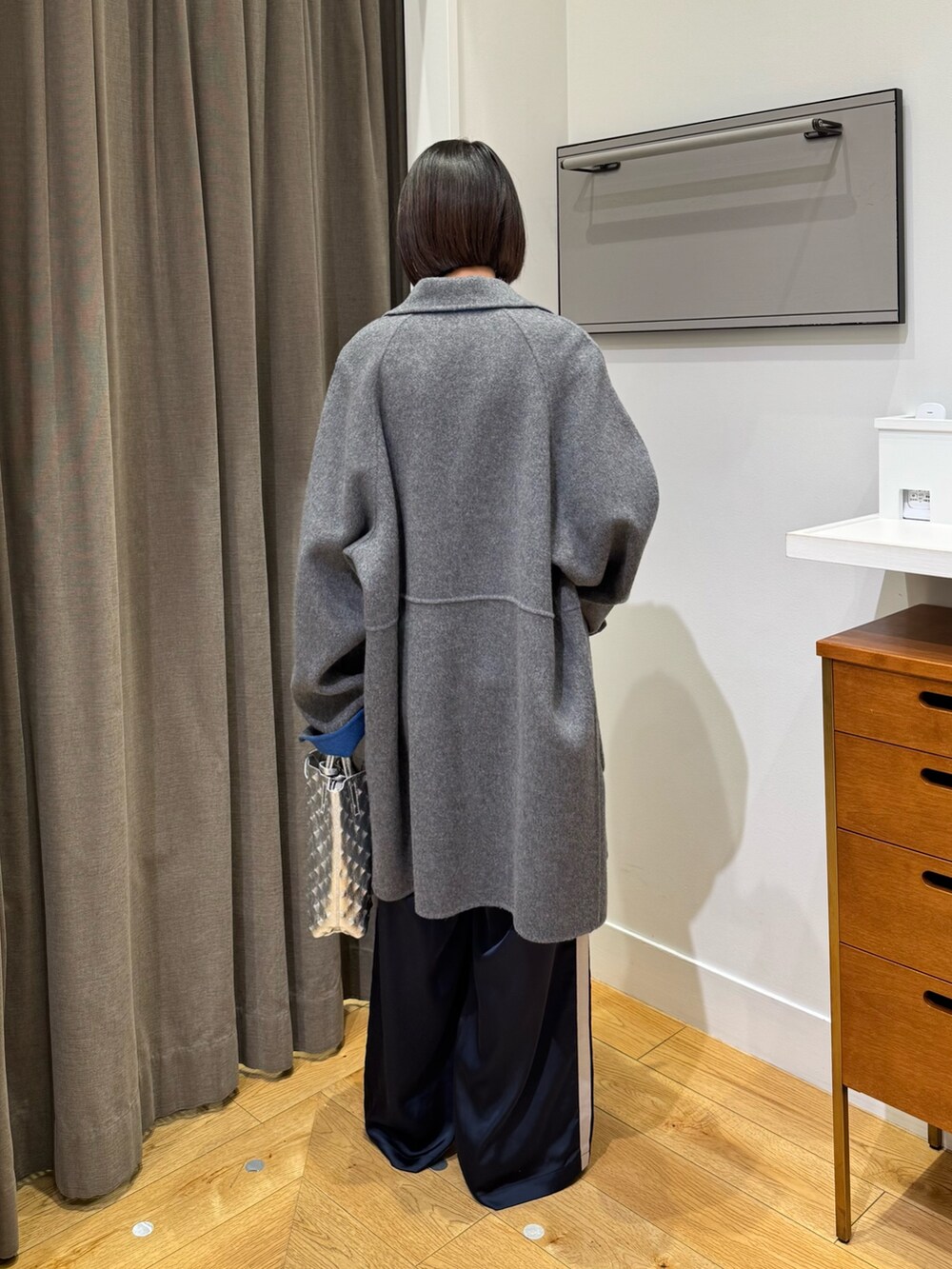 グレー系のその他アウター、ブルー系のその他パンツ、ブラック系のブーツを着用したレディースの冬コーディネートの3枚目の写真