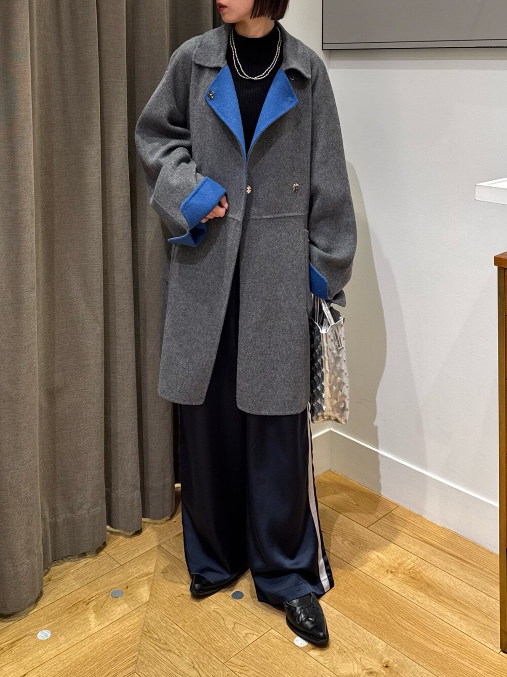 グレー系のその他アウター、ブルー系のその他パンツ、ブラック系のブーツを着用したレディースの冬コーディネートの6枚目の写真