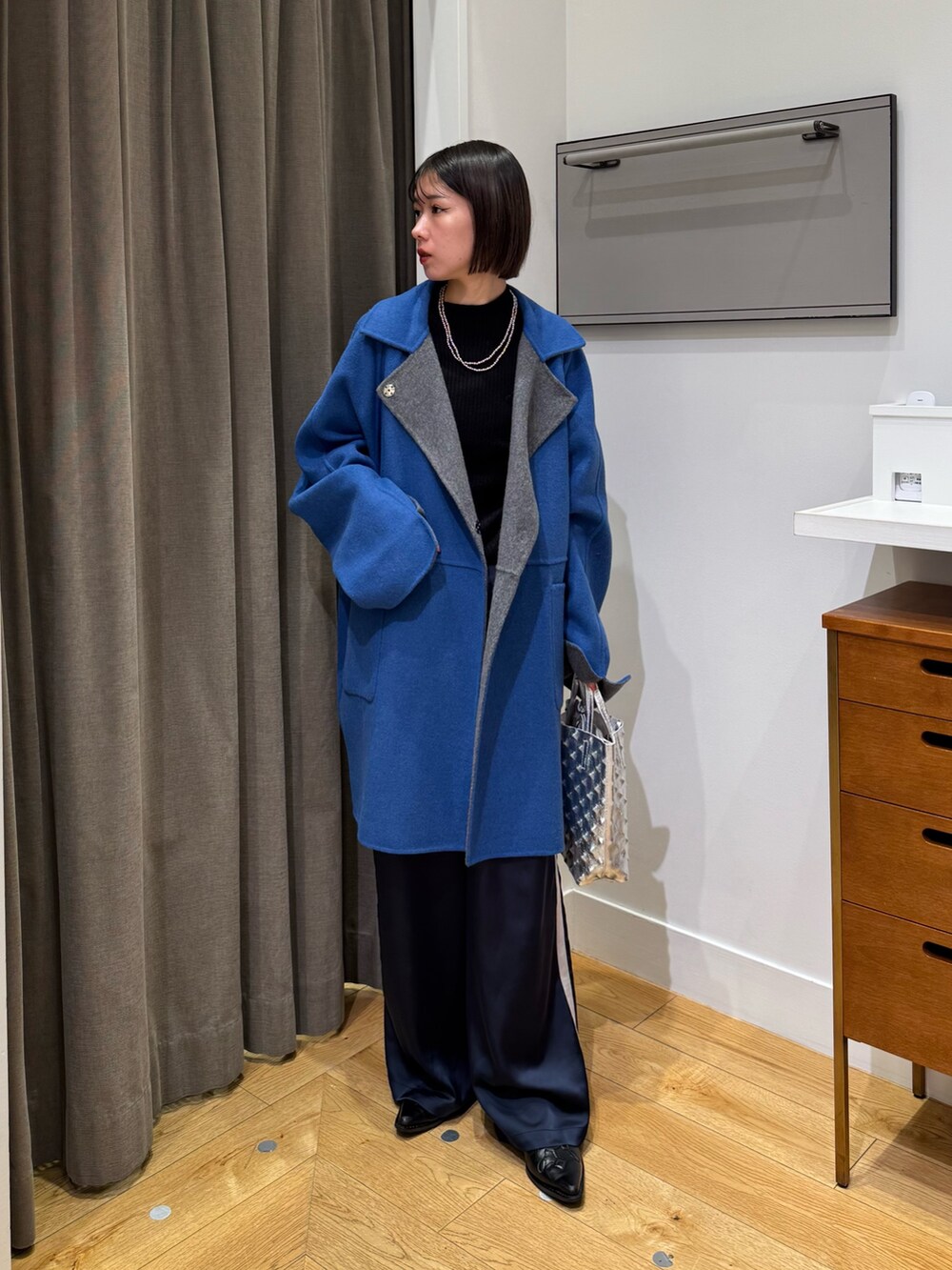 グレー系のその他アウター、ブルー系のその他パンツ、ブラック系のブーツを着用したレディースの冬コーディネートの4枚目の写真