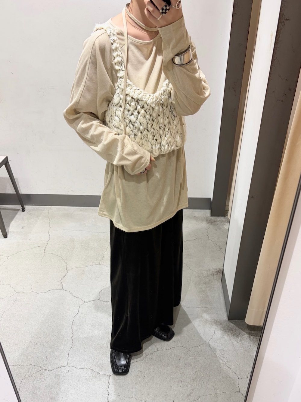 ホワイト系のニット/セーター、ベージュ系のTシャツ/カットソー、グリーン系のセットアップを着用したレディースの秋コーディネートの3枚目の写真