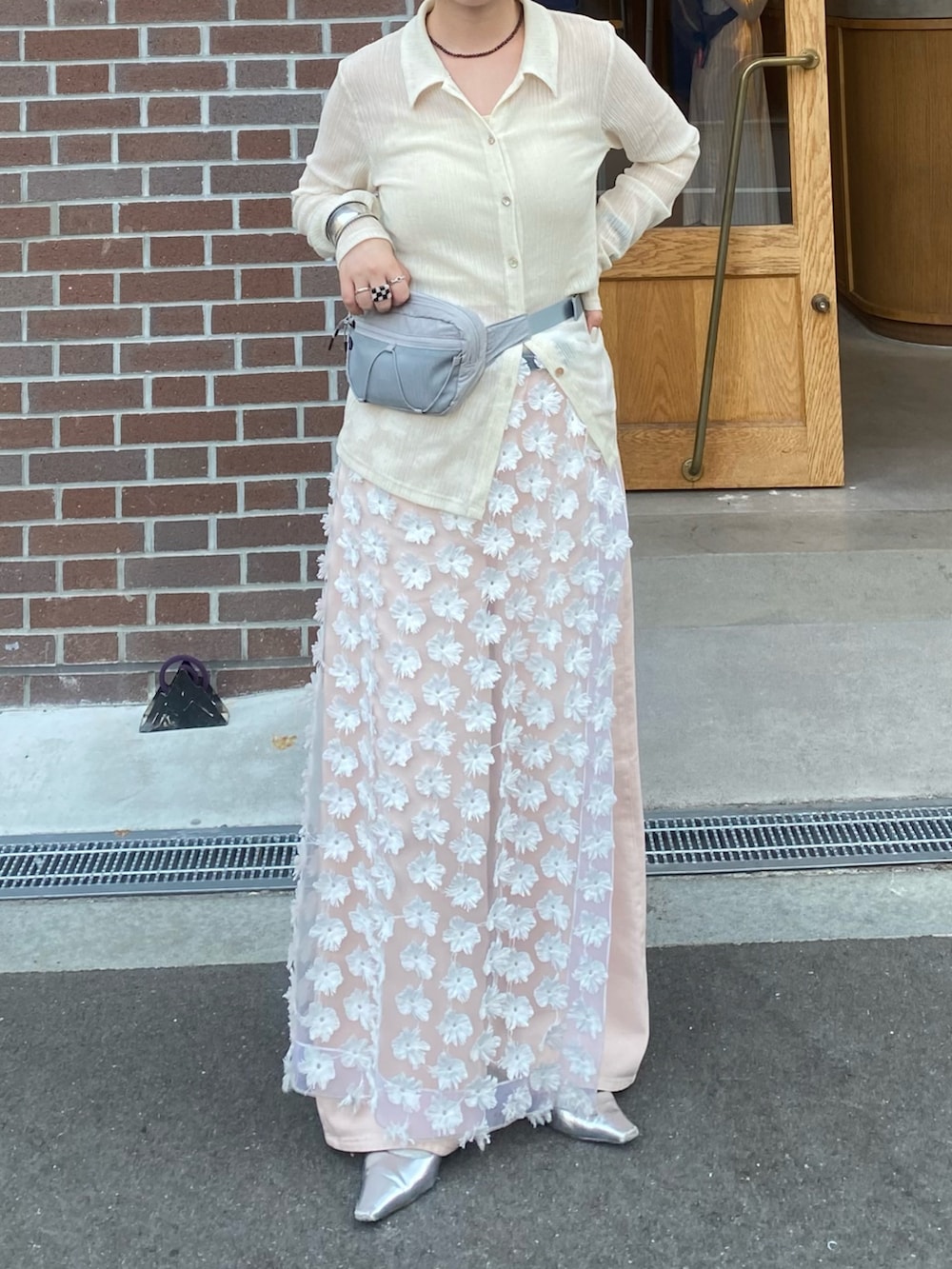 ピンク系のその他パンツ、グレー系のボディバッグ/ウエストポーチ、ブラウン系のネックレスを着用したレディースの春コーディネートの4枚目の写真
