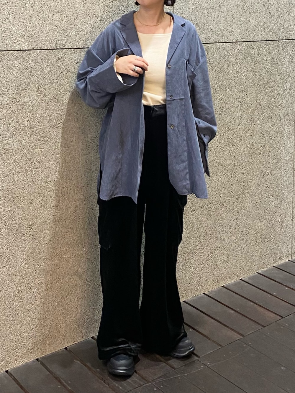 ホワイト系のTシャツ/カットソー、グレー系のシャツ/ブラウス、ブラック系のその他パンツを着用したレディースの秋コーディネートの3枚目の写真