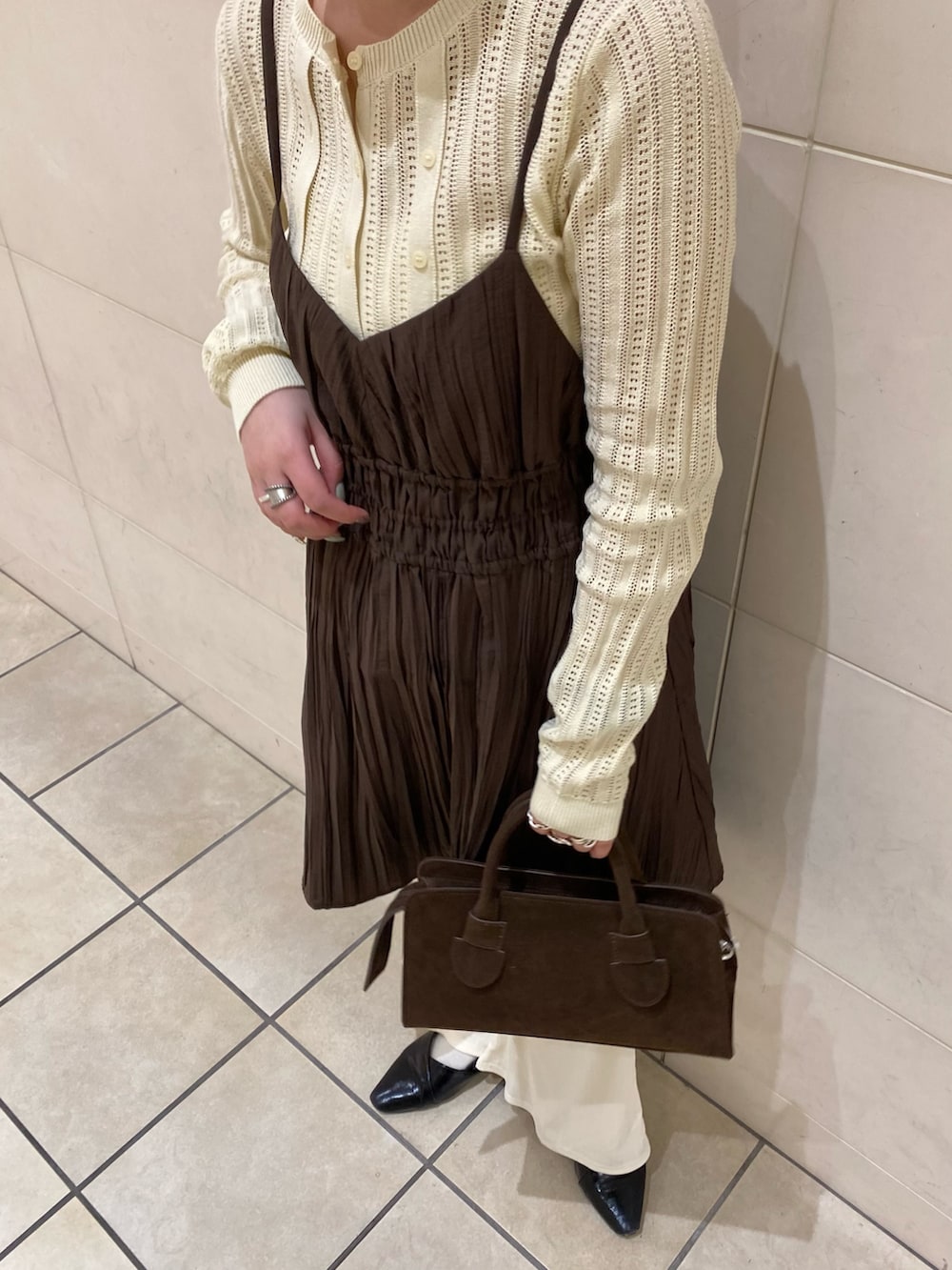 ブラウン系のワンピース、ホワイト系のニット/セーター、ホワイト系のその他パンツを着用したレディースの春コーディネートの4枚目の写真