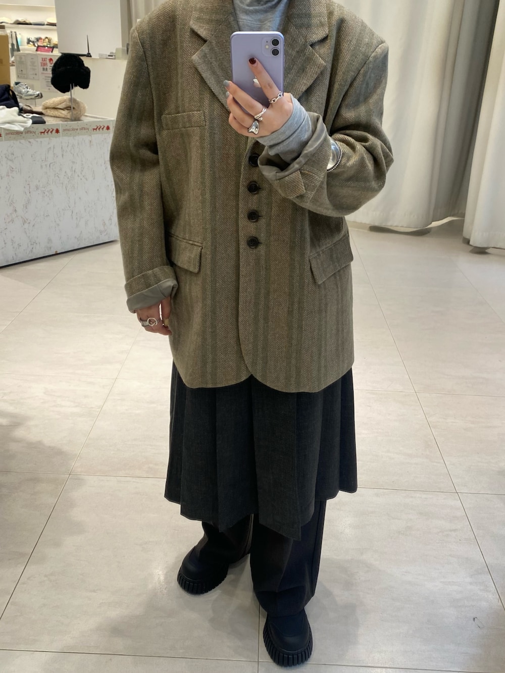 グリーン系のその他アウター、グレー系のTシャツ/カットソー、グリーン系のスカートを着用したレディースの秋コーディネートの3枚目の写真