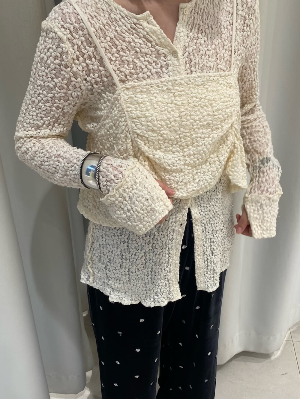 ホワイト系のTシャツ/カットソー、グレー系のその他パンツを着用したレディースの秋コーディネートの5枚目の写真