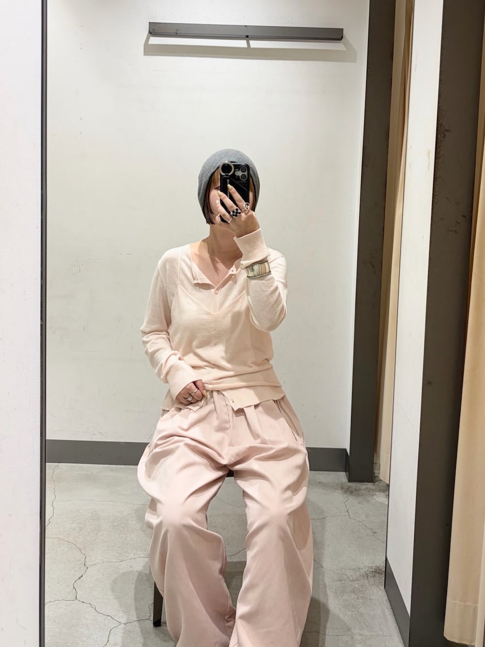 ピンク系のカーディガン/ボレロ、ピンク系のその他パンツ、ブラック系のハンドバッグを着用したレディースの秋コーディネートの4枚目の写真