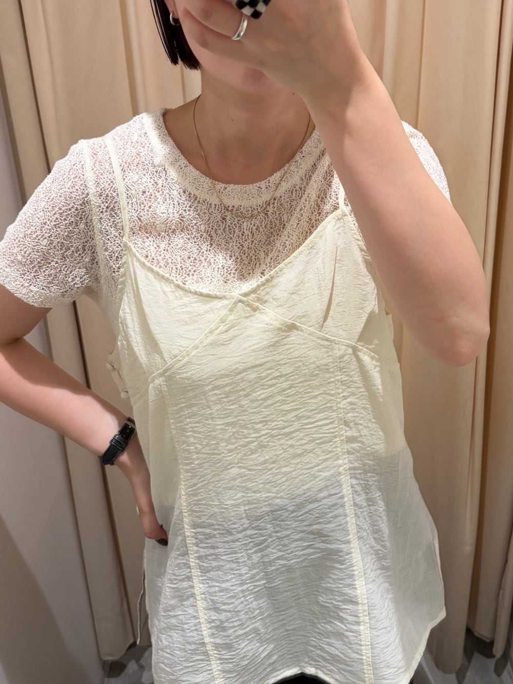 ホワイト系のTシャツ/カットソー、ブラック系のショルダーバッグ、ブラウン系のその他パンツを着用したレディースの夏コーディネートの5枚目の写真