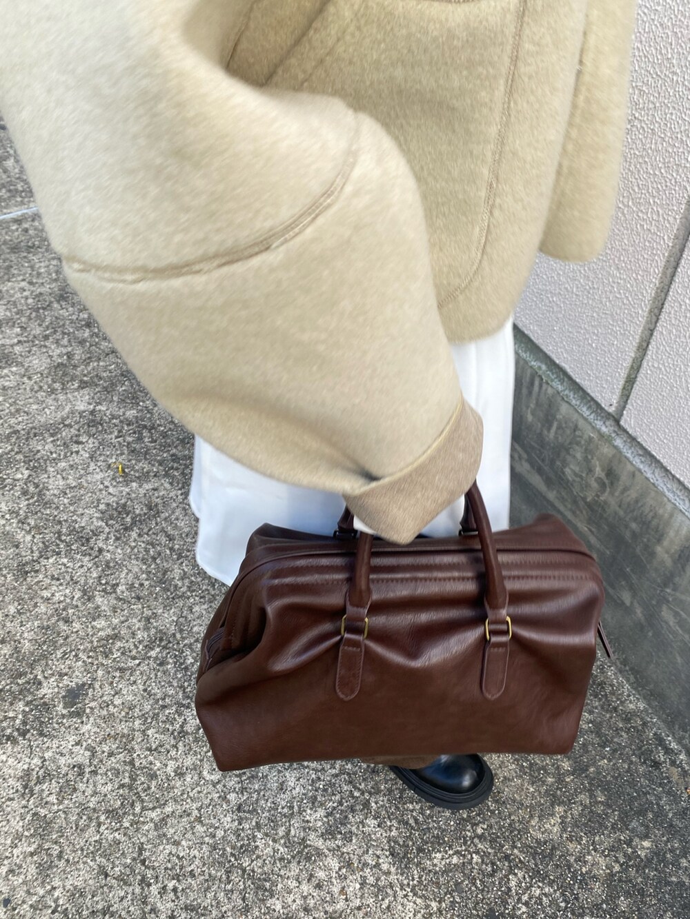 ベージュ系のその他アウター、ブラウン系のボストンバッグ、ホワイト系のワンピースを着用したレディースの秋コーディネートの3枚目の写真