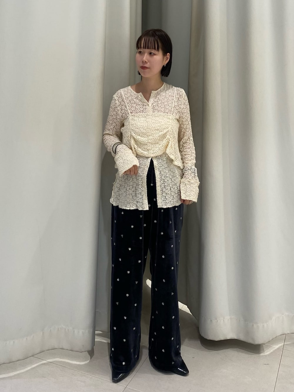 ホワイト系のTシャツ/カットソー、グレー系のその他パンツを着用したレディースの秋コーディネートの3枚目の写真