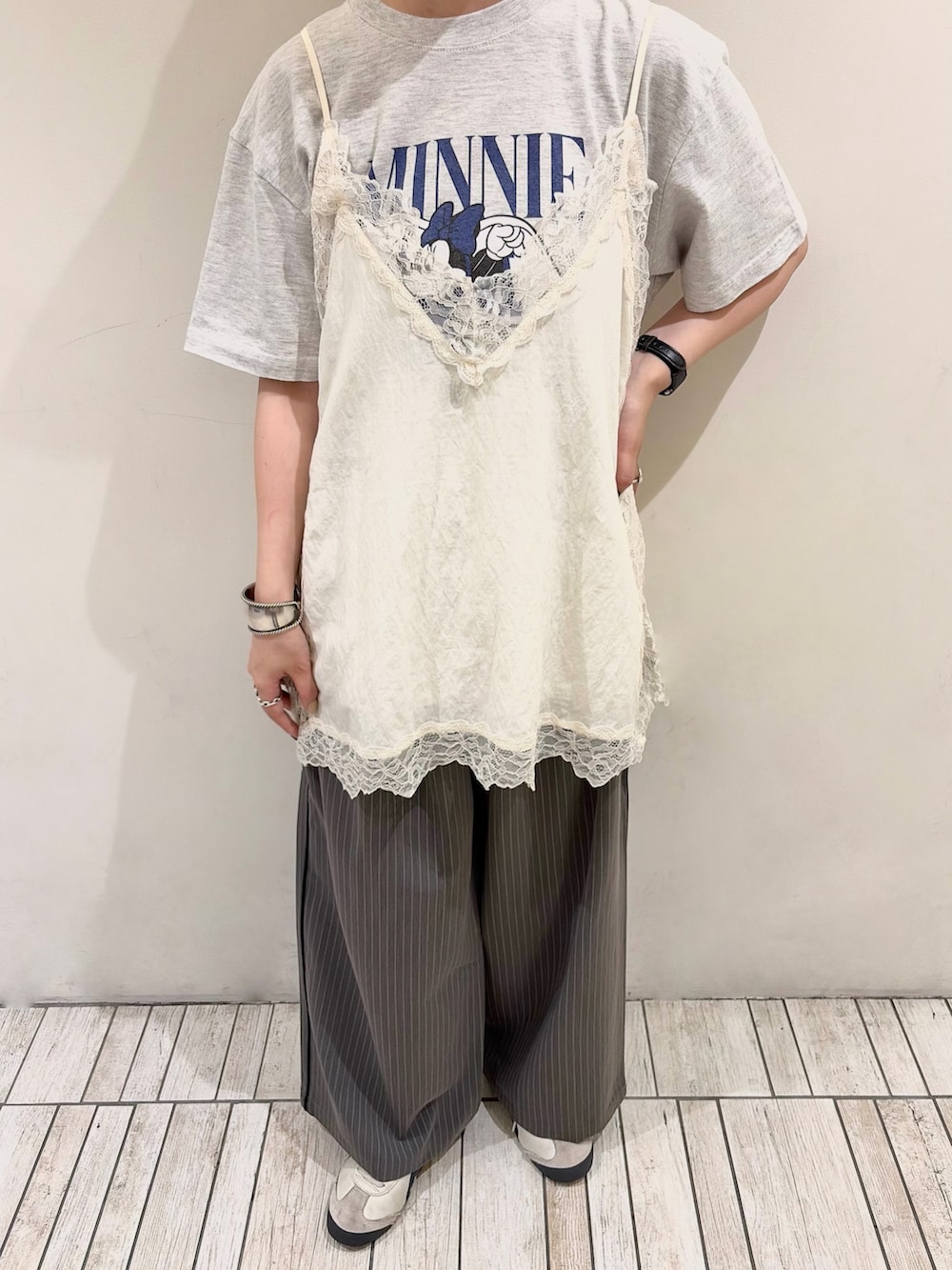ホワイト系のキャミソール、グレー系のその他パンツ、グレー系のTシャツ/カットソーを着用したレディースの夏コーディネートの2枚目の写真