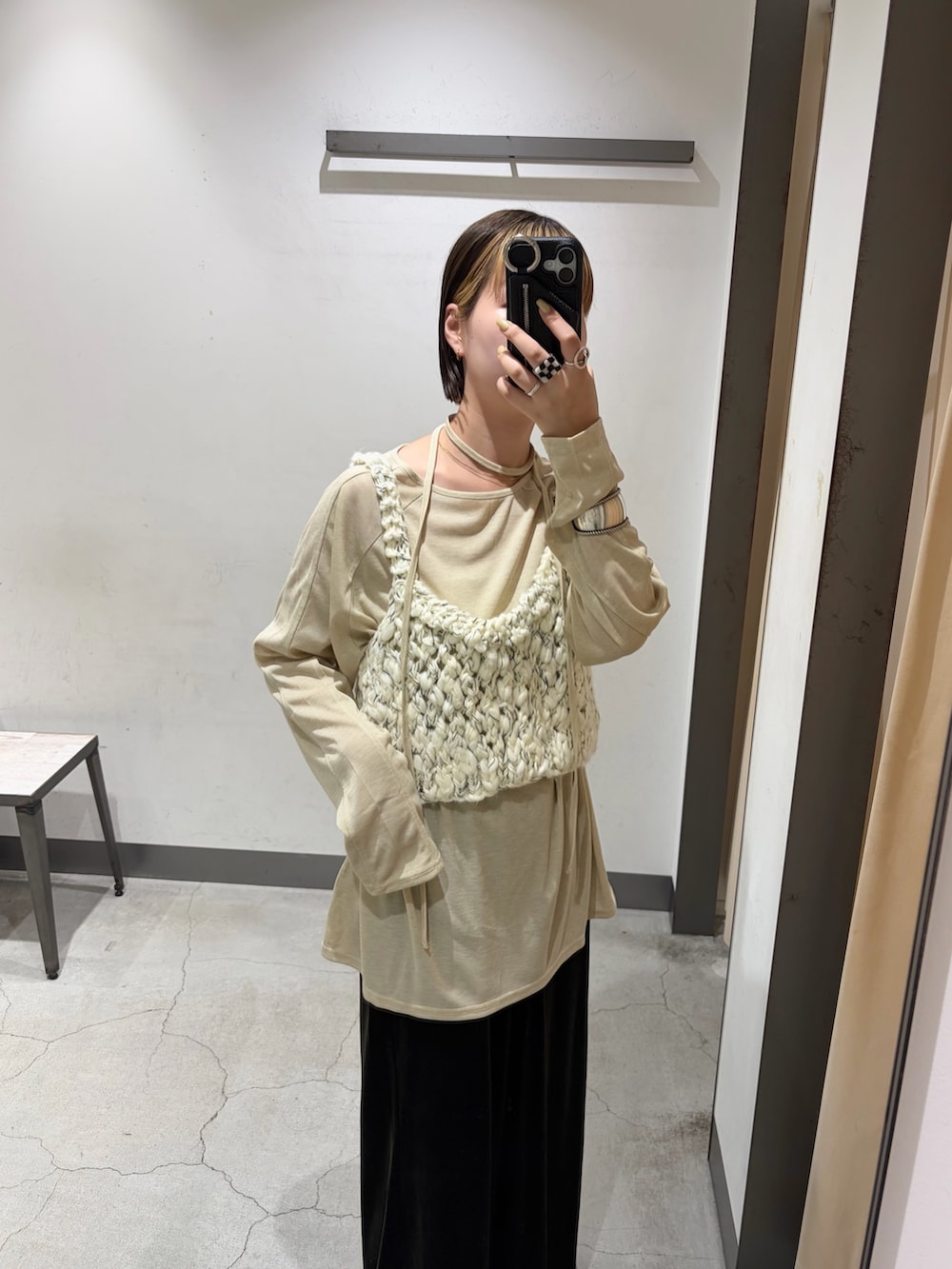 ホワイト系のニット/セーター、ベージュ系のTシャツ/カットソー、グリーン系のセットアップを着用したレディースの秋コーディネートの4枚目の写真