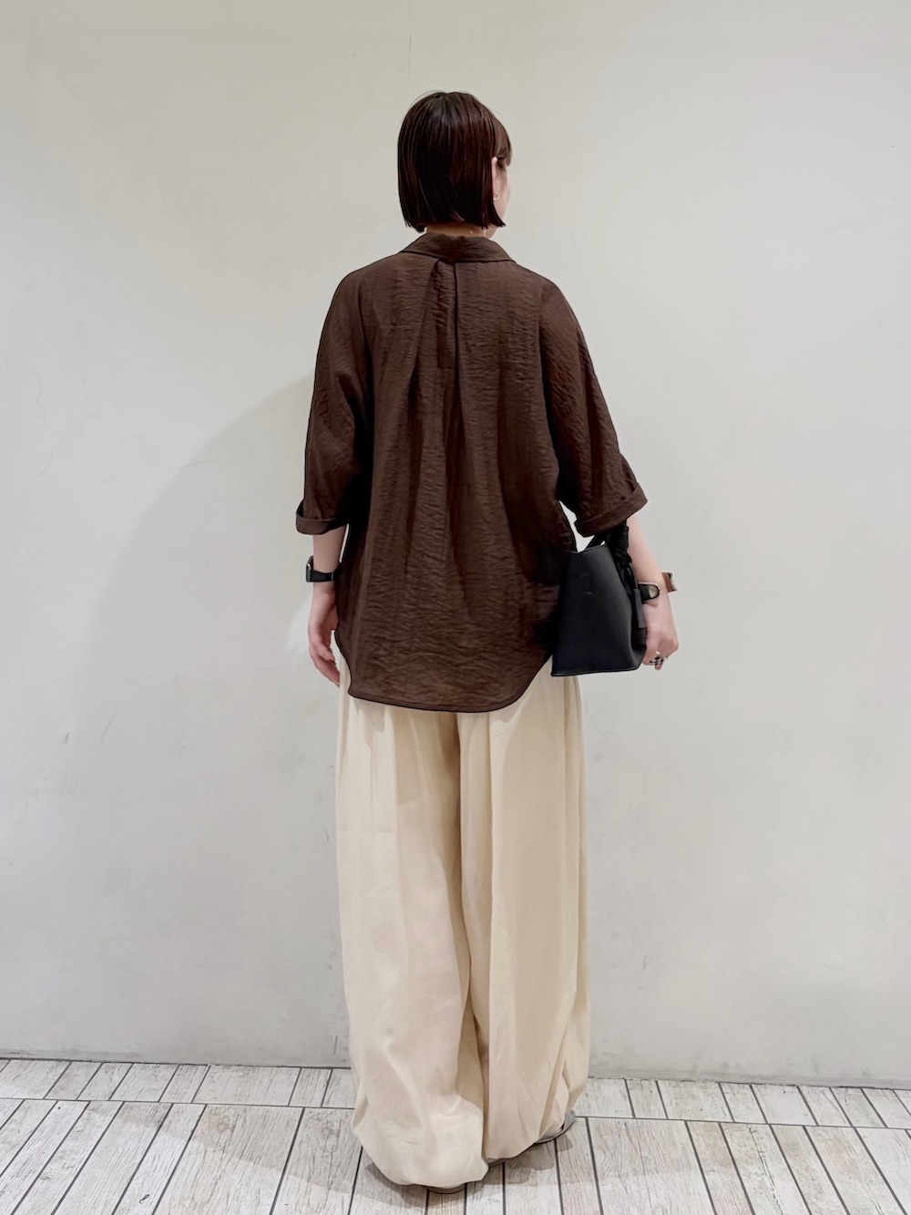 ブラウン系のシャツ/ブラウス、ホワイト系のその他パンツ、シルバー系のサンダルを着用したレディースの夏コーディネートの3枚目の写真