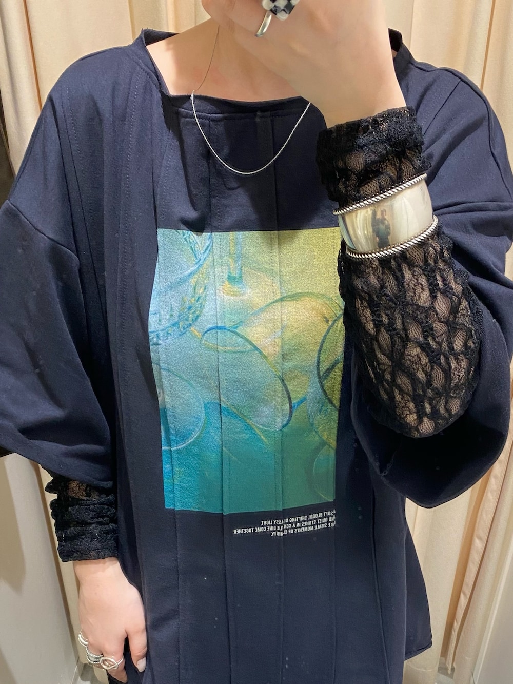 ブルー系のデニムパンツ、ブルー系のTシャツ/カットソー、ブラック系のショルダーバッグを着用したレディースの春コーディネートの5枚目の写真