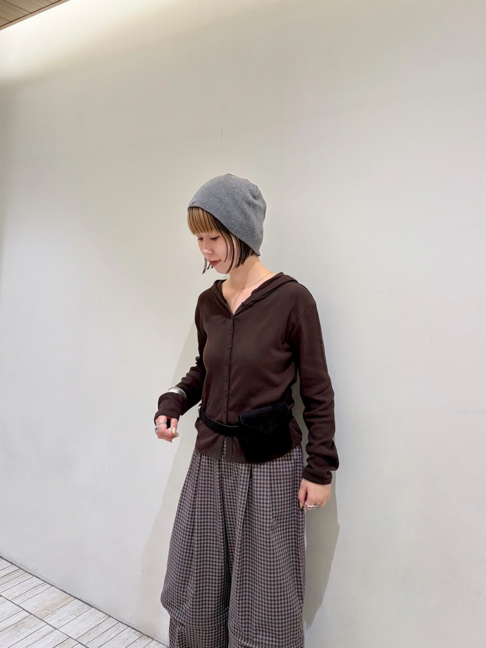 ブラウン系のパーカー、ブラウン系のその他パンツ、ブラック系のボディバッグ/ウエストポーチを着用したレディースの秋コーディネートの2枚目の写真