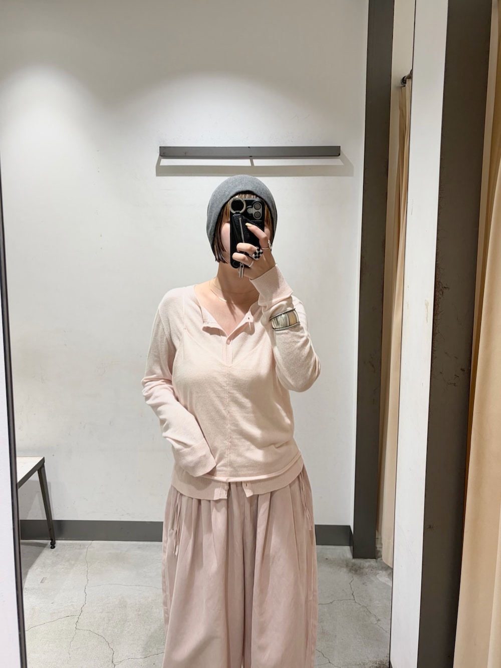 ピンク系のカーディガン/ボレロ、ピンク系のその他パンツ、ブラック系のハンドバッグを着用したレディースの秋コーディネートの6枚目の写真