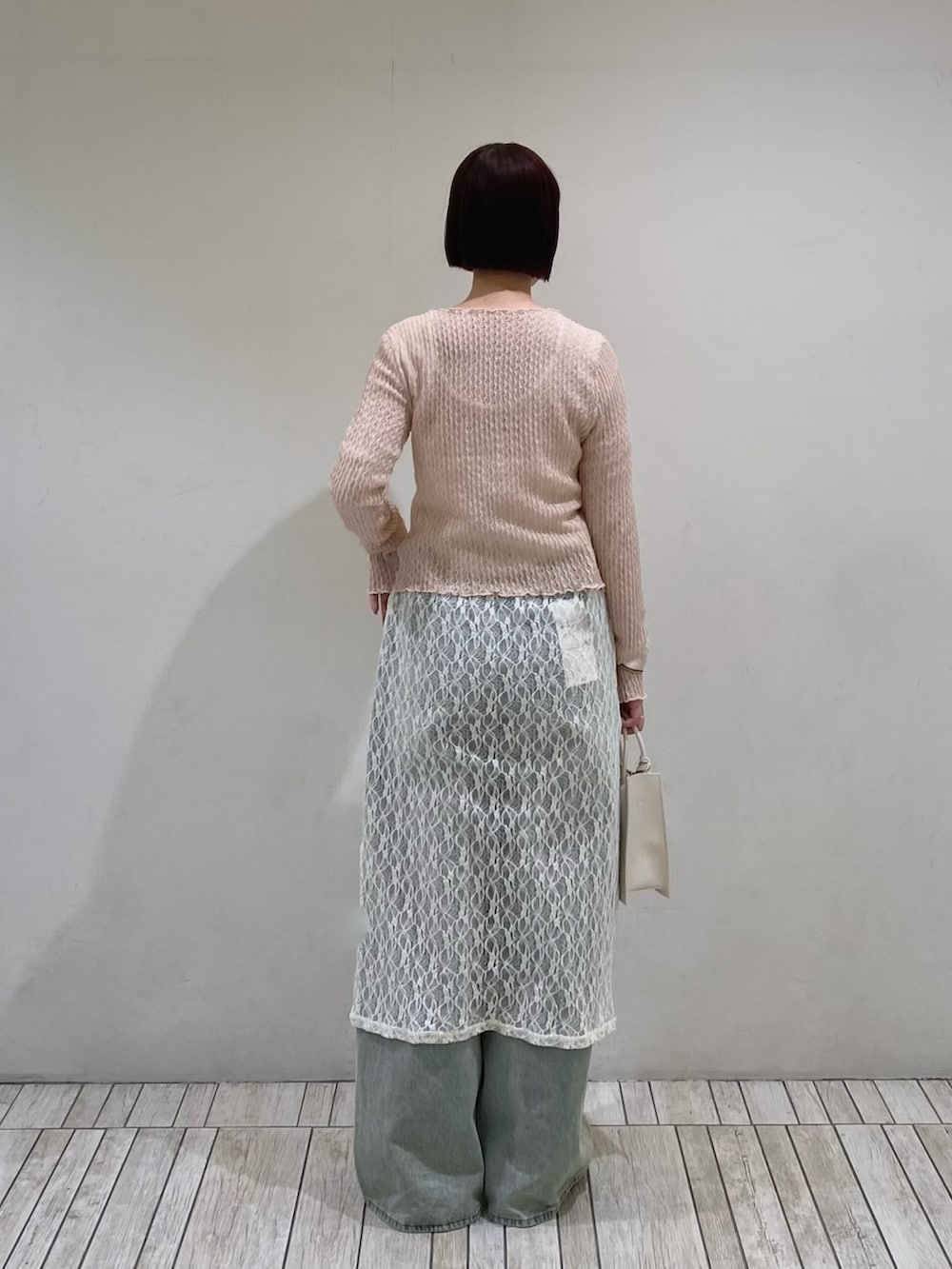 ピンク系のTシャツ/カットソー、ホワイト系のワンピース、ホワイト系のハンドバッグを着用したレディースの春コーディネートの3枚目の写真