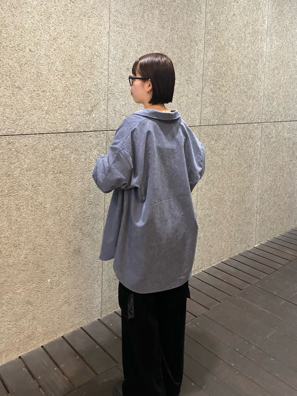 ホワイト系のTシャツ/カットソー、グレー系のシャツ/ブラウス、ブラック系のその他パンツを着用したレディースの秋コーディネートの4枚目の写真