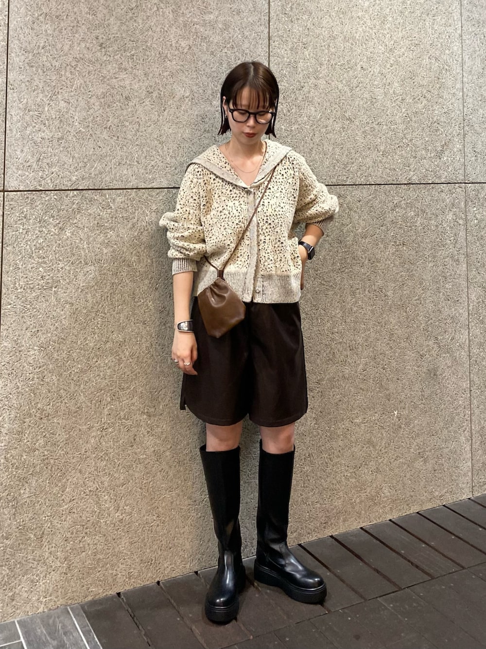 ホワイト系のニット/セーター、ブラウン系のショルダーバッグ、ブラウン系のその他パンツを着用したレディースの秋コーディネートの2枚目の写真