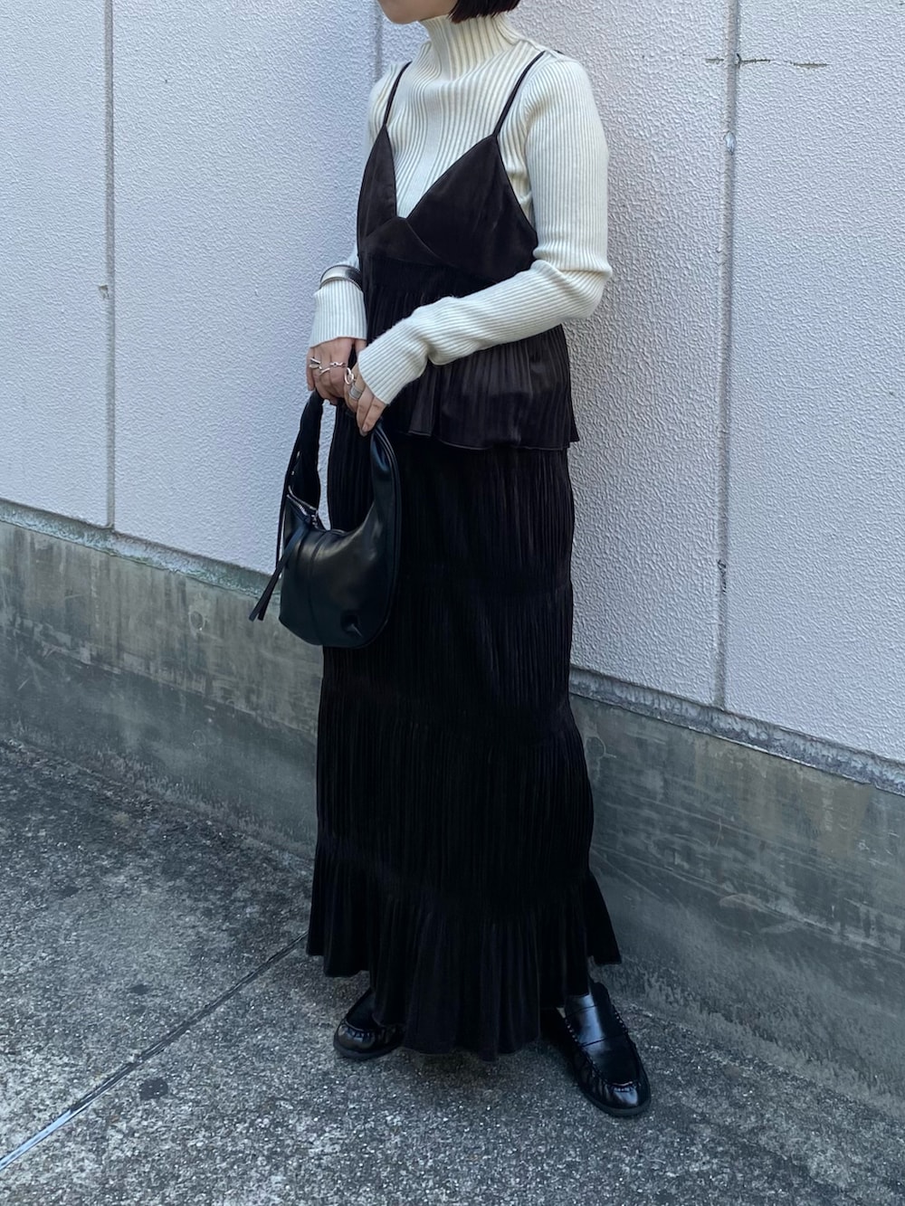 ブラック系のハンドバッグ、ブラウン系のワンピース、ブラック系のその他シューズを着用したレディースの冬コーディネートの5枚目の写真