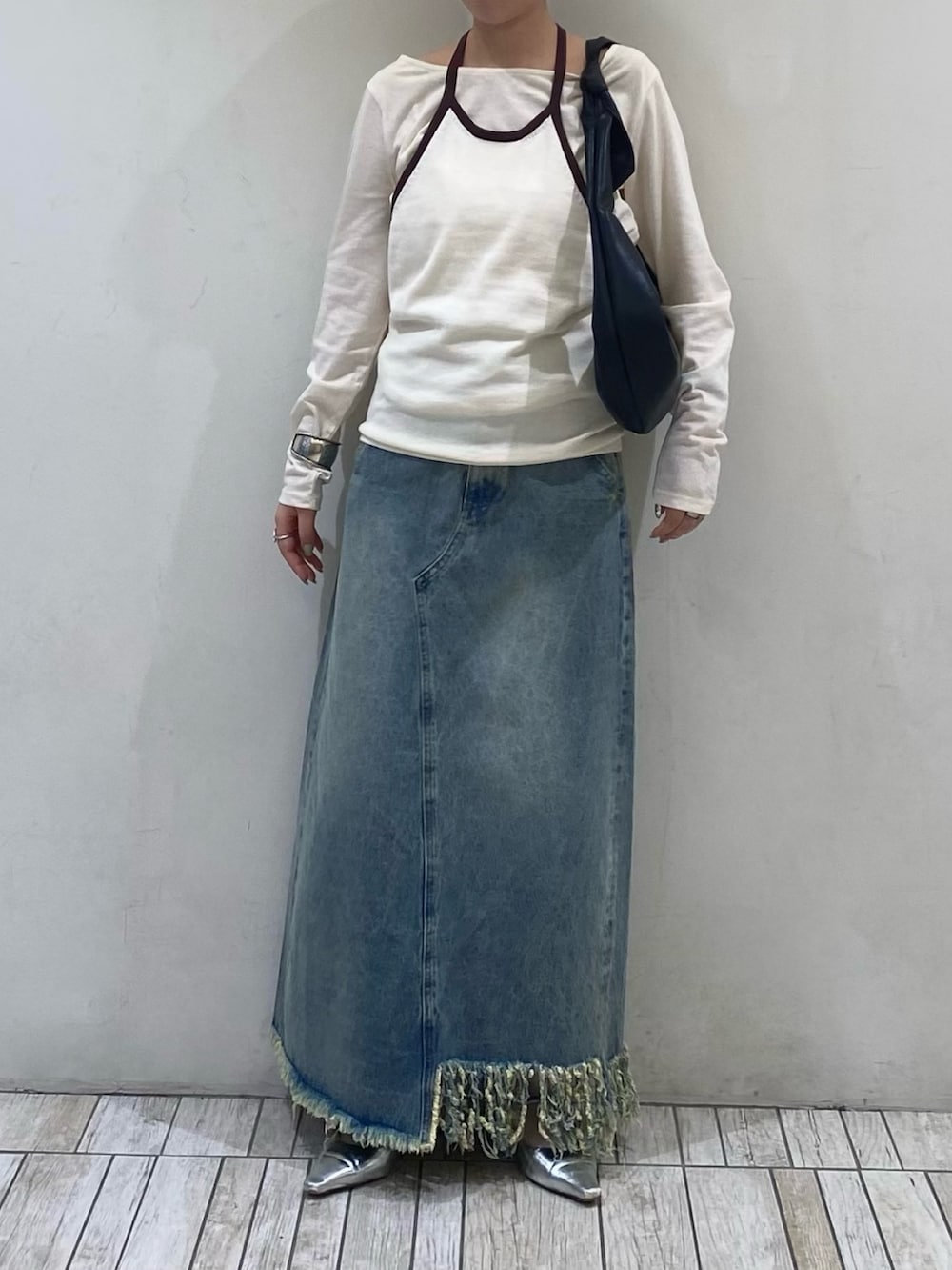 ホワイト系のTシャツ/カットソー、ブルー系のスカート、ブラック系のショルダーバッグを着用したレディースの春コーディネートの2枚目の写真