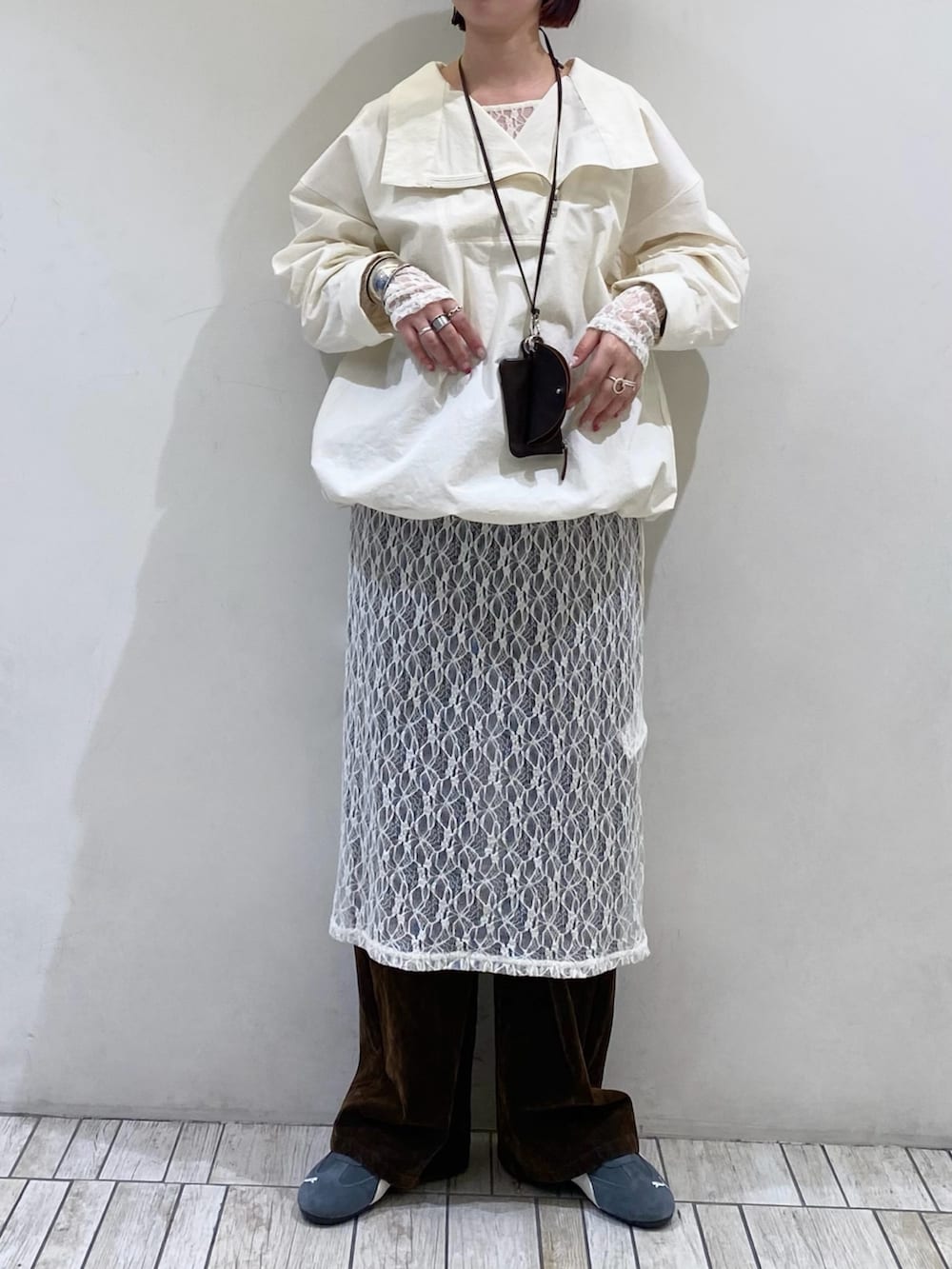 ホワイト系のその他アウター、ブラウン系のショルダーバッグ、ホワイト系のワンピースを着用したレディースの春コーディネートの3枚目の写真