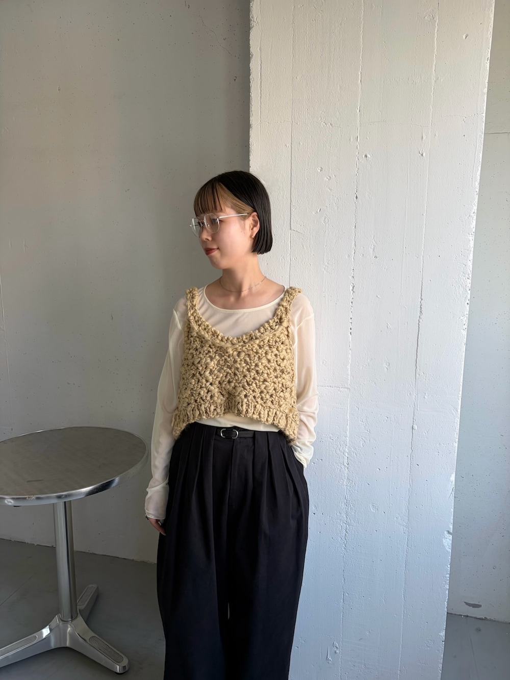 ベージュ系のニット/セーター、ホワイト系のTシャツ/カットソー、ブラック系のその他パンツを着用したレディースの秋コーディネートの2枚目の写真