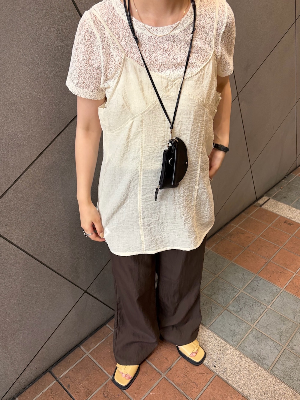 ホワイト系のTシャツ/カットソー、ブラック系のショルダーバッグ、ブラウン系のその他パンツを着用したレディースの夏コーディネートの3枚目の写真