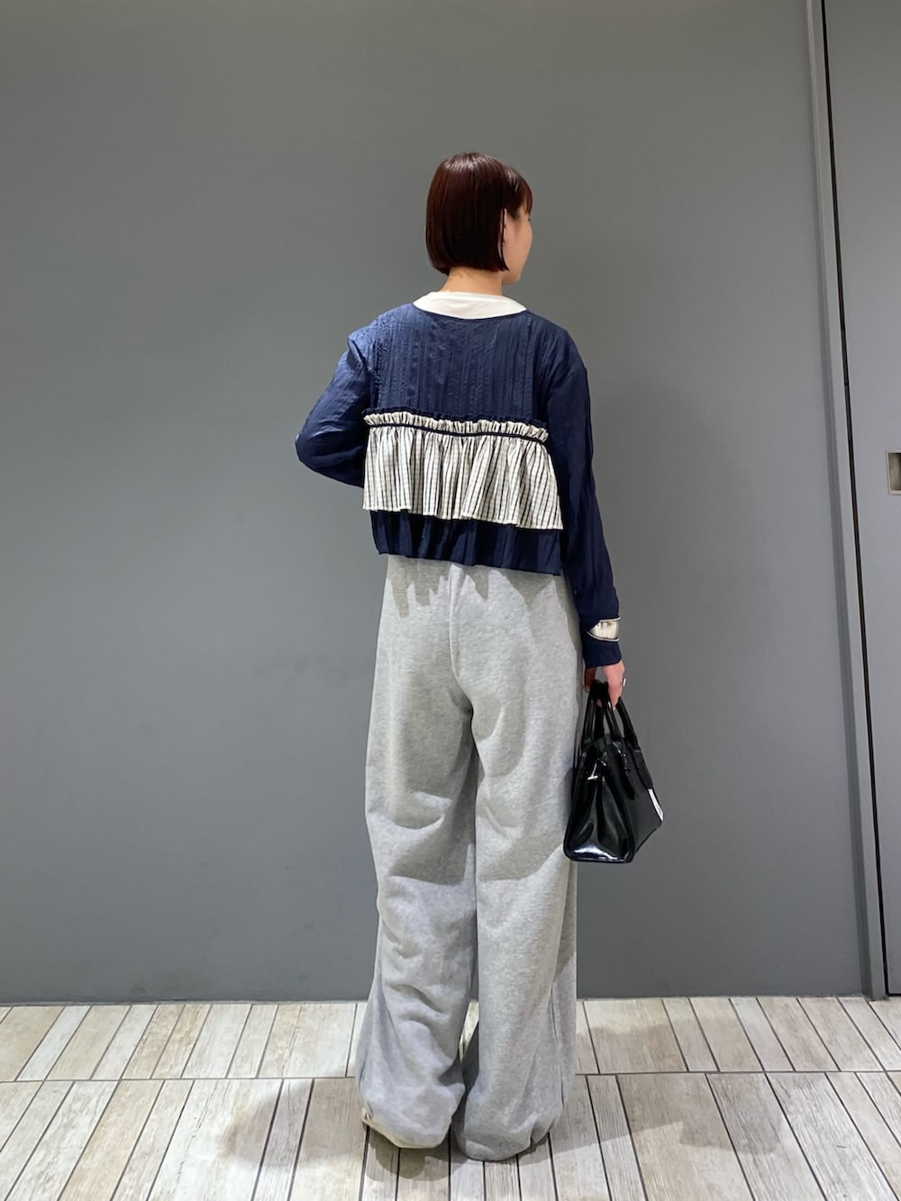 グレー系のその他パンツ、ブルー系のシャツ/ブラウス、グレー系のTシャツ/カットソーを着用したレディースの春コーディネートの3枚目の写真