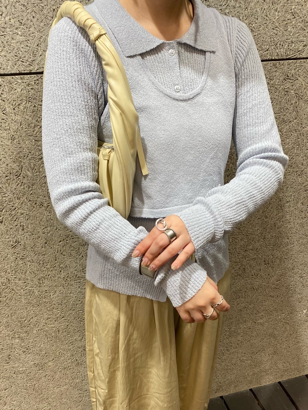 ベージュ系のその他パンツ、ホワイト系のハンドバッグ、ブルー系のニット/セーターを着用したレディースの冬コーディネートの3枚目の写真