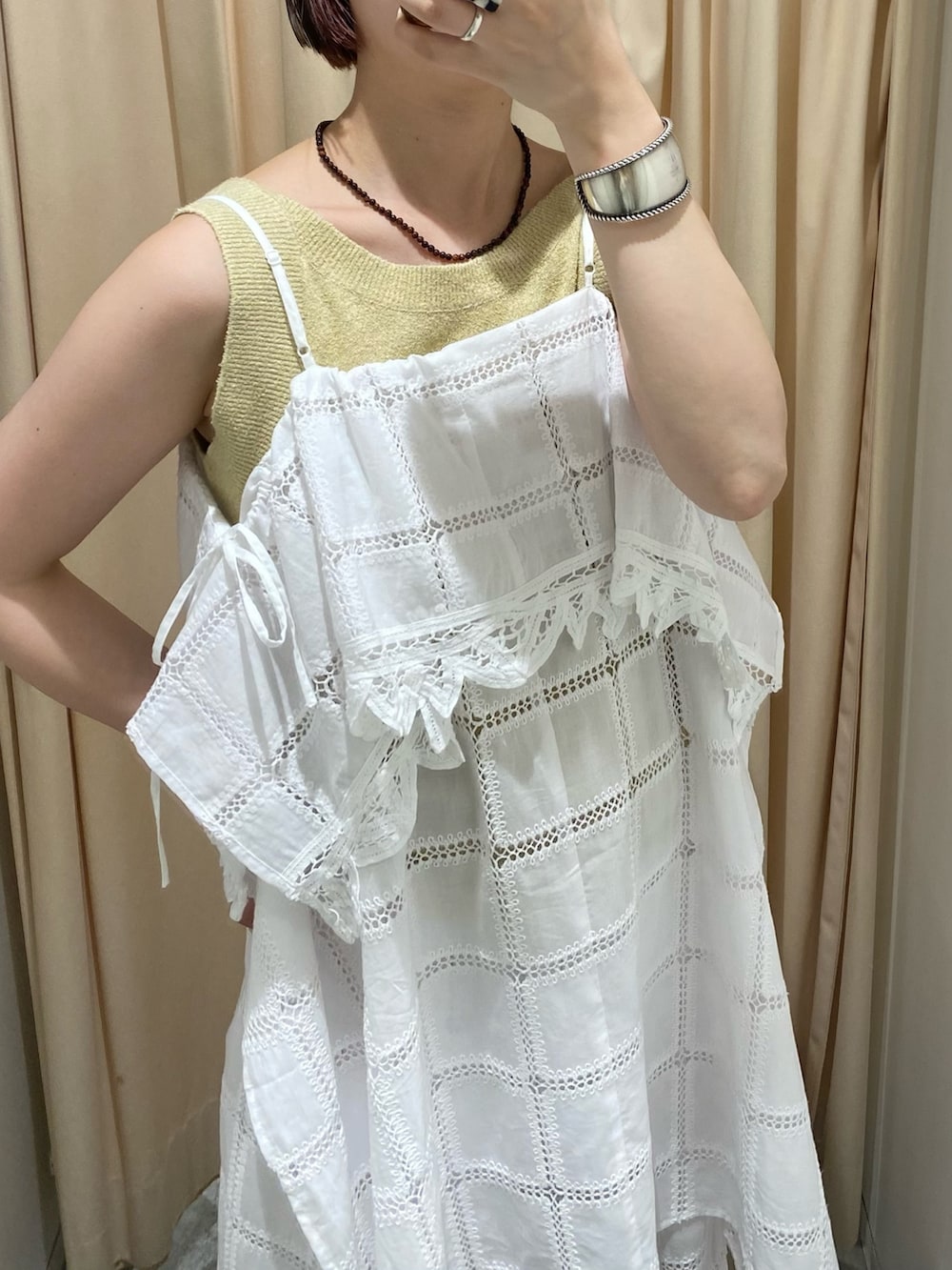 ホワイト系のその他パンツ、ホワイト系のワンピース、ベージュ系のタンクトップを着用したレディースの春コーディネートの3枚目の写真