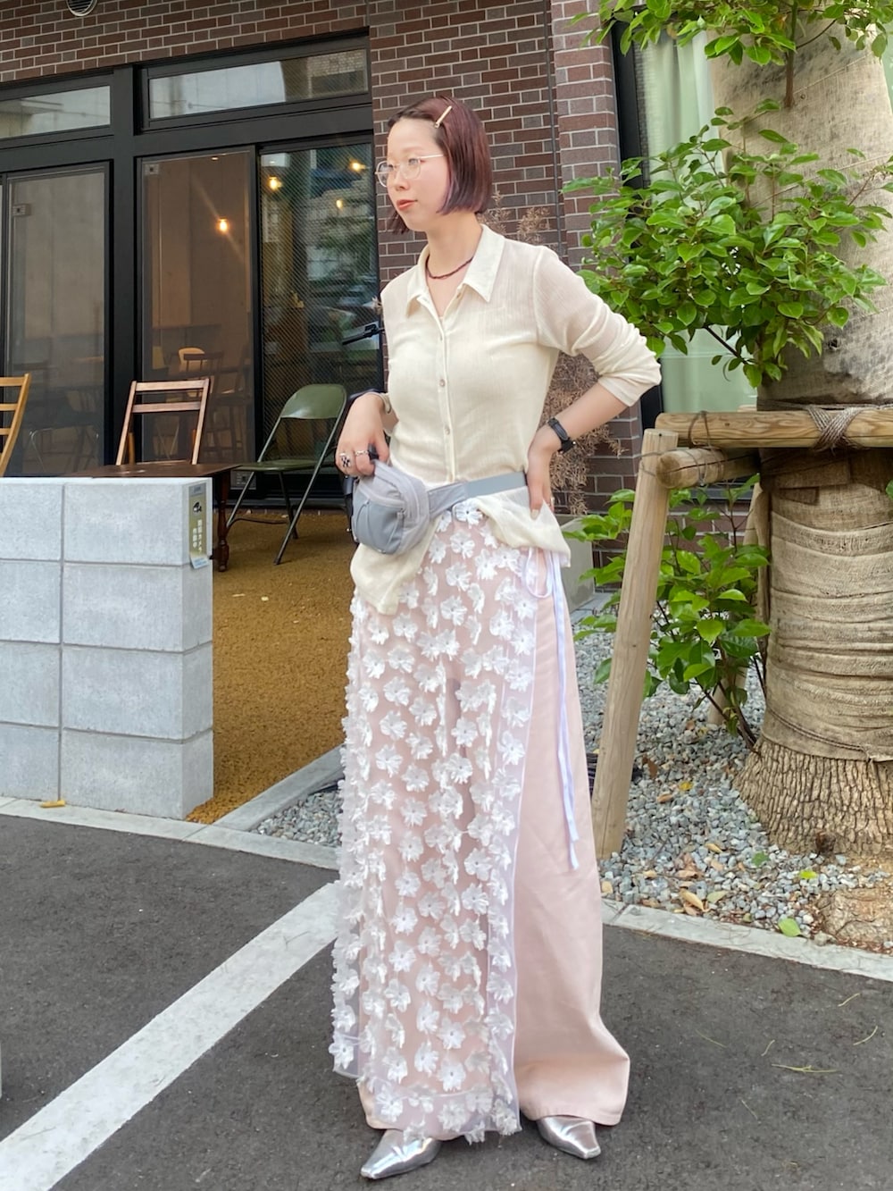 ピンク系のその他パンツ、グレー系のボディバッグ/ウエストポーチ、ブラウン系のネックレスを着用したレディースの春コーディネートの2枚目の写真