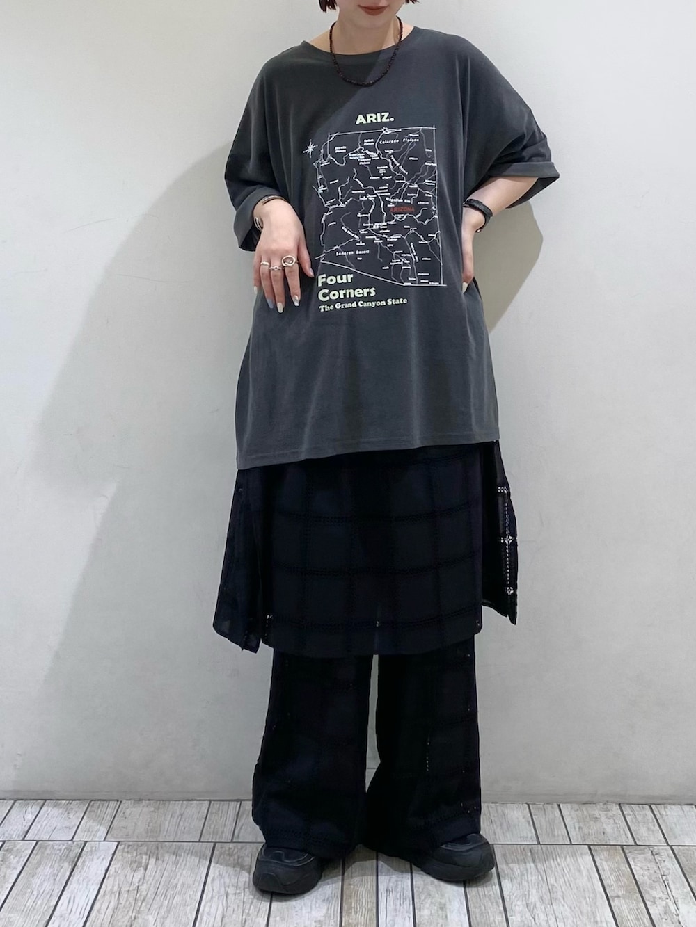 グレー系のTシャツ/カットソー、ブラック系のワンピース、ブラック系のその他パンツを着用したレディースの夏コーディネートの2枚目の写真