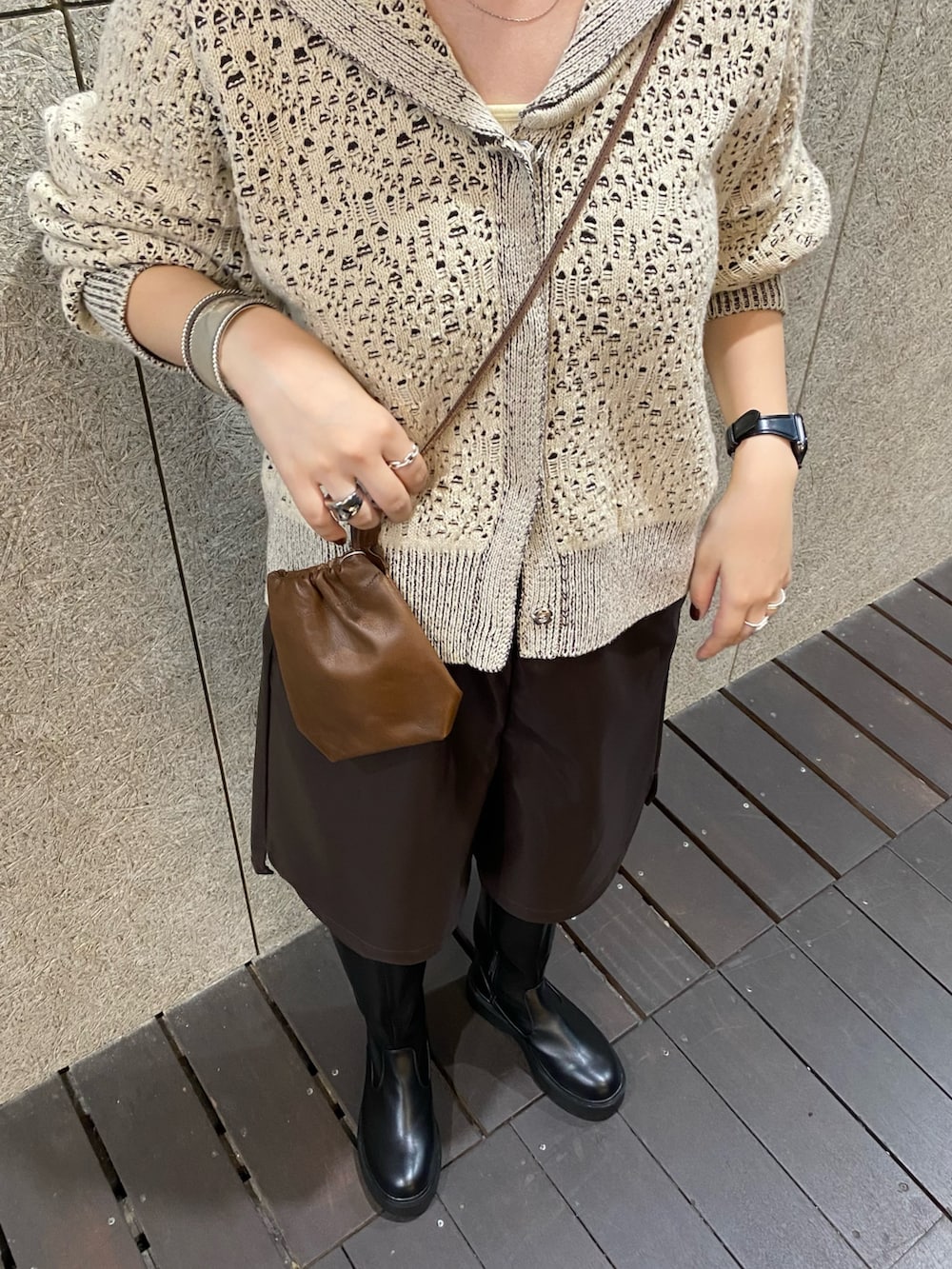 ホワイト系のニット/セーター、ブラウン系のショルダーバッグ、ブラウン系のその他パンツを着用したレディースの秋コーディネートの5枚目の写真